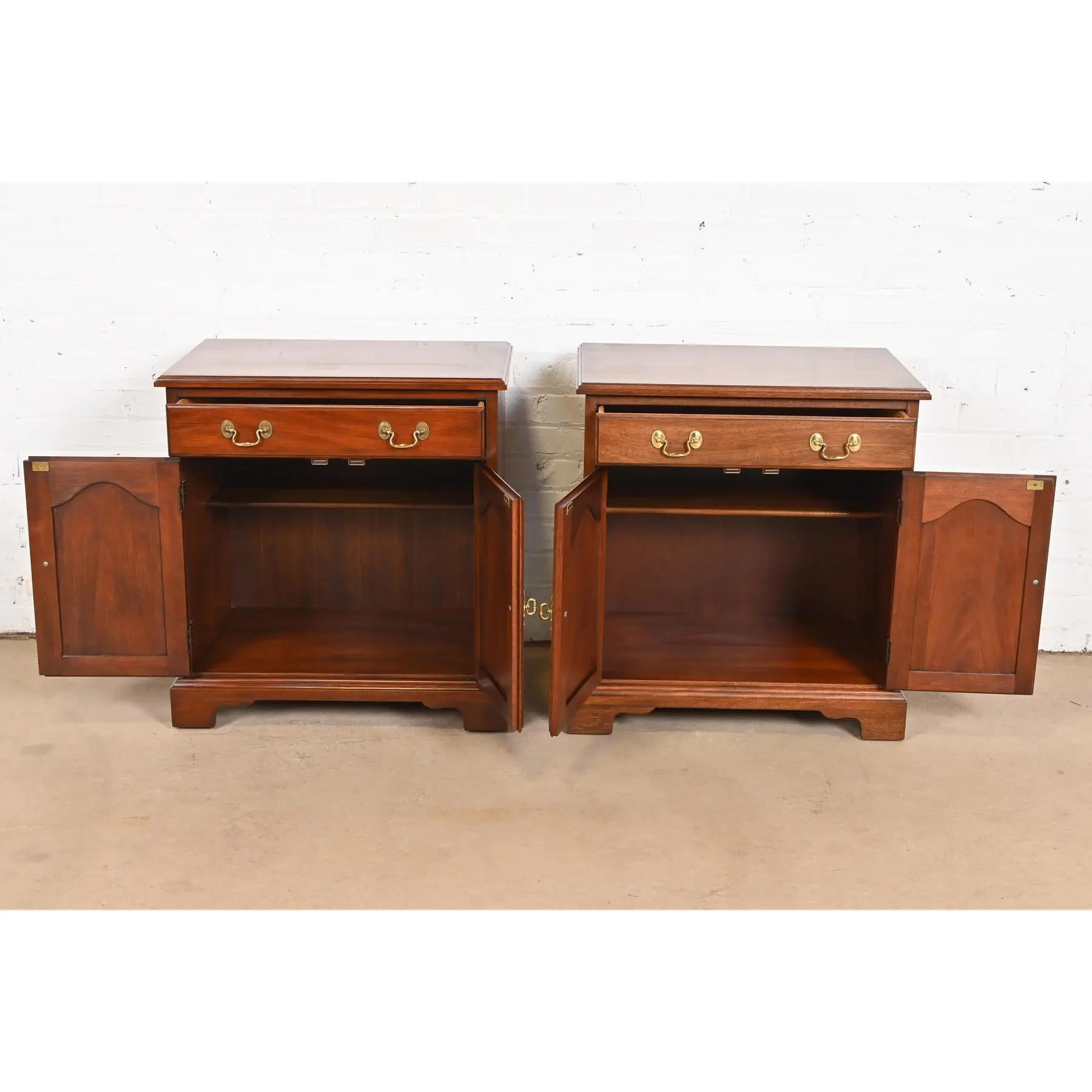 Brass Henkel Harris Georgian Solid Mahogany Nightstands, Pair For Sale