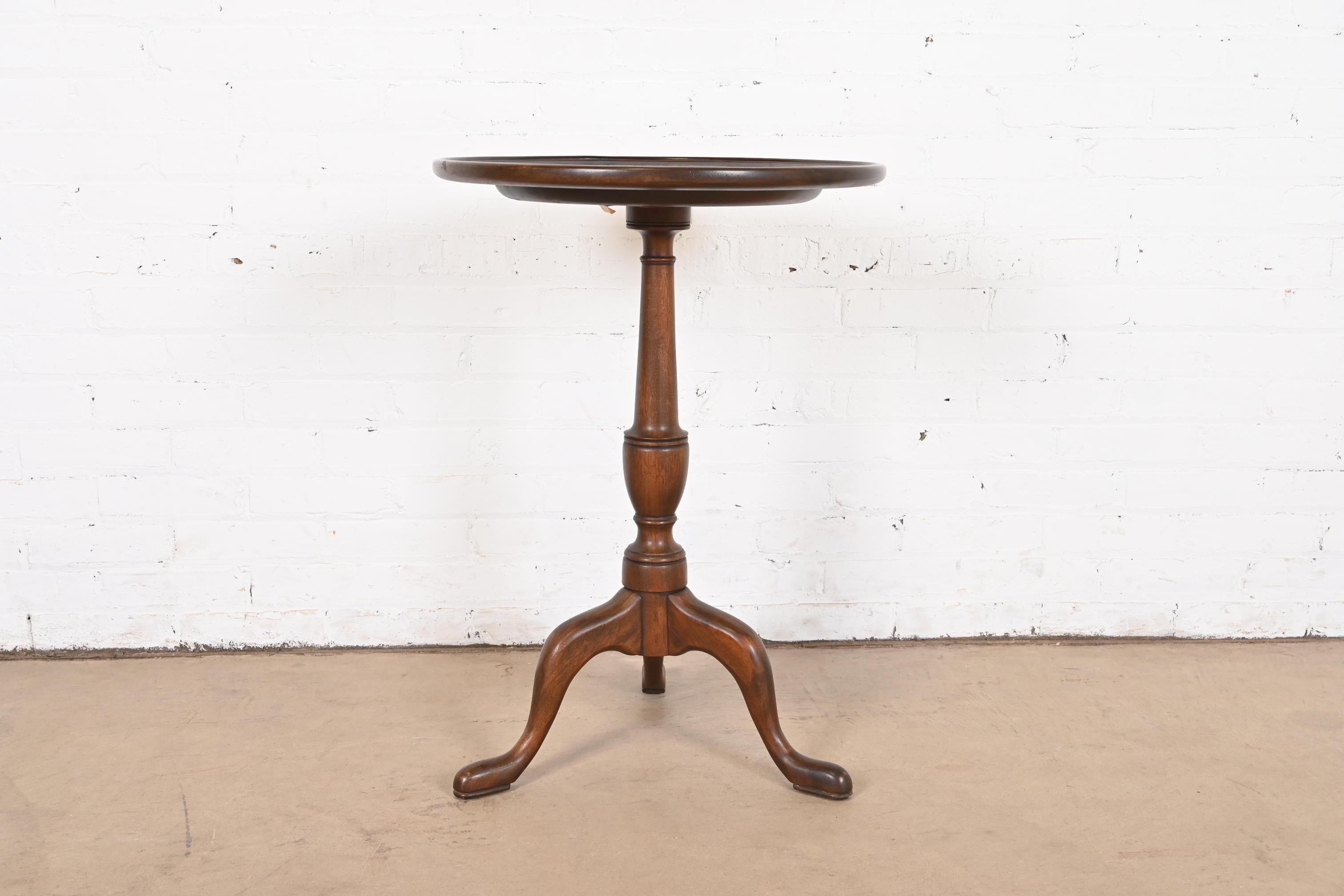Henkel Harris Georgian Solid Mahogany Pedestal Tea Table For Sale 5