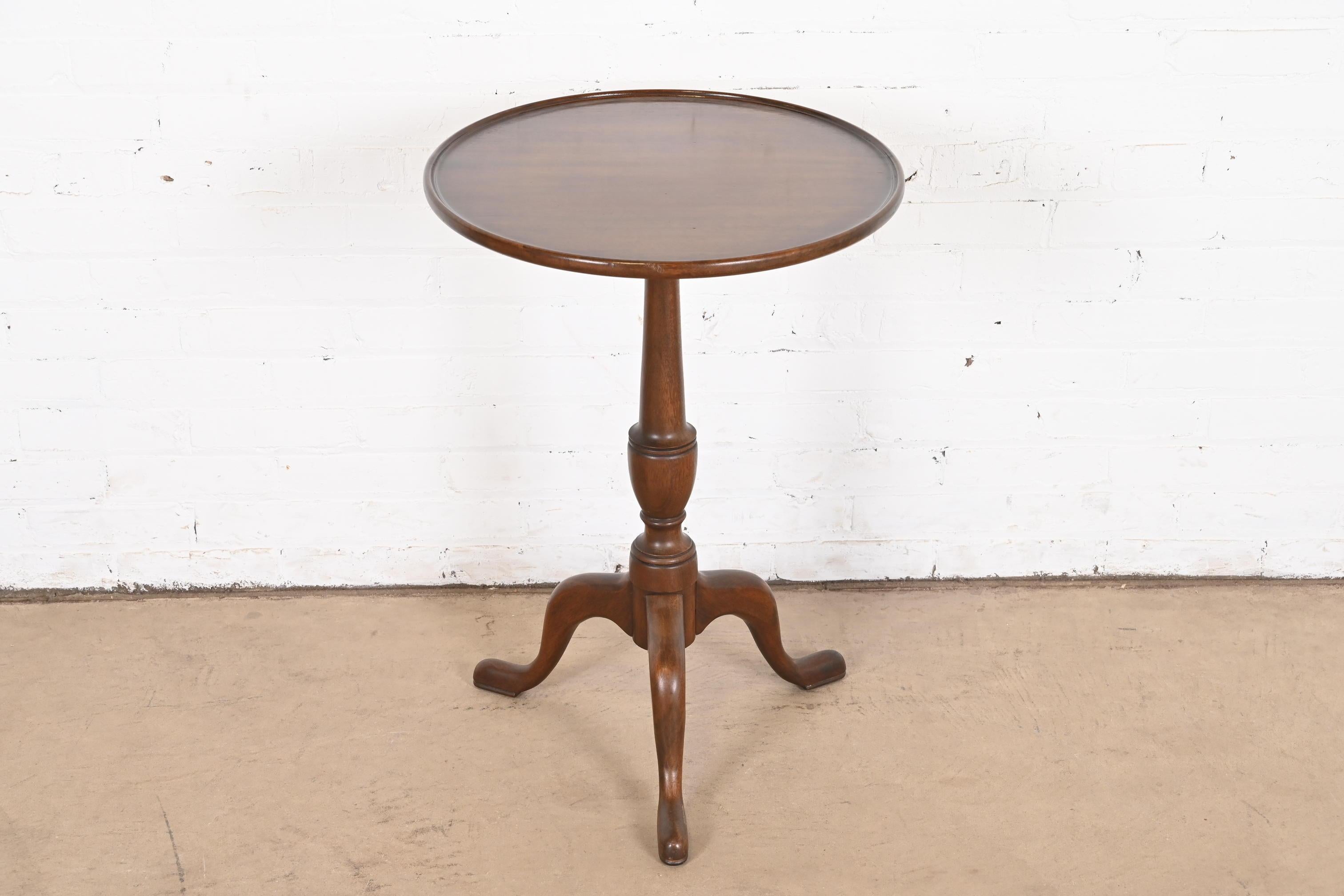A gorgeous Georgian or Queen Anne style carved solid mahogany pedestal tea table or occasional side table

By Henkel Harris

USA, 1974

Measures: 20