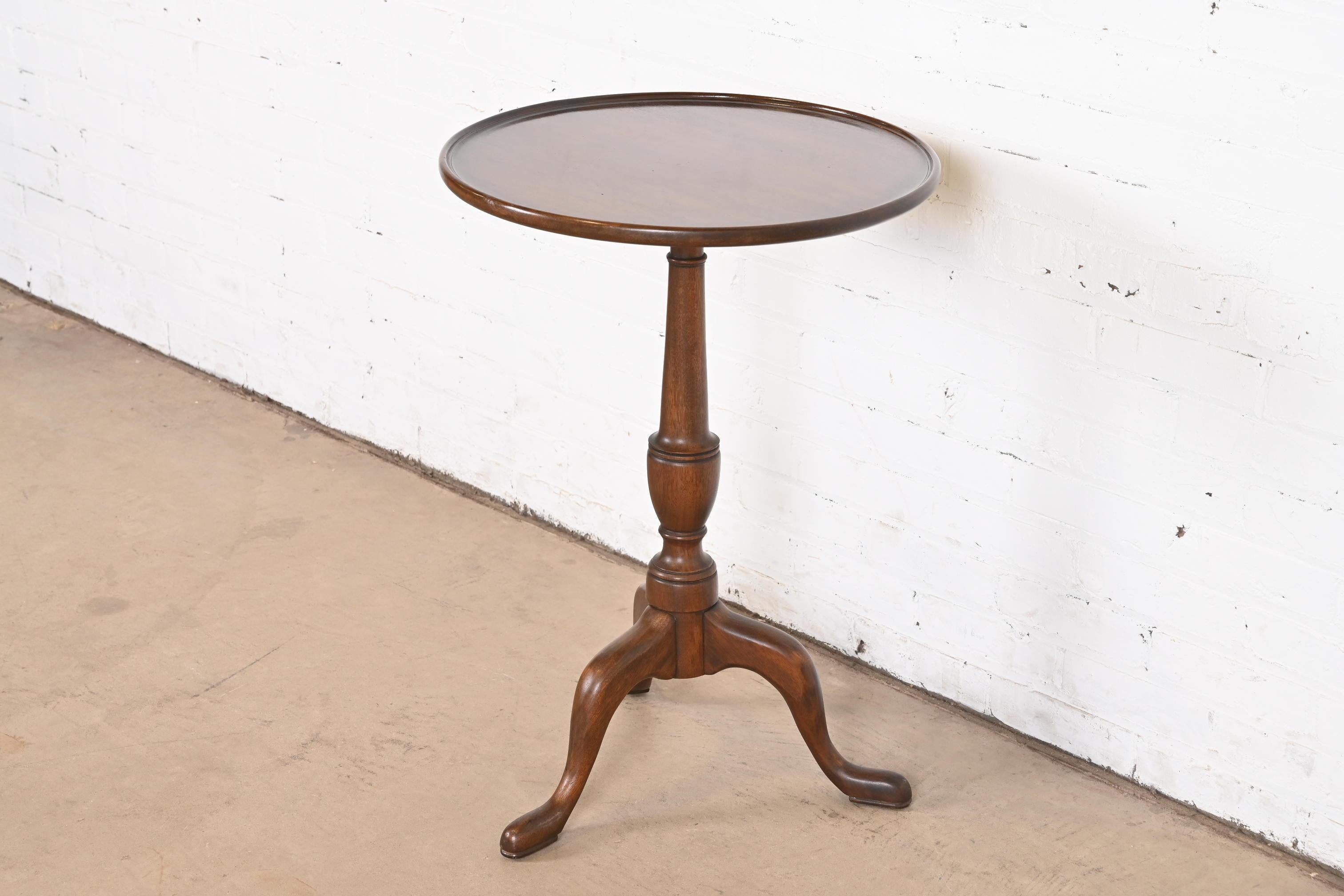 Henkel Harris Georgian Solid Mahogany Pedestal Tea Table In Good Condition For Sale In South Bend, IN