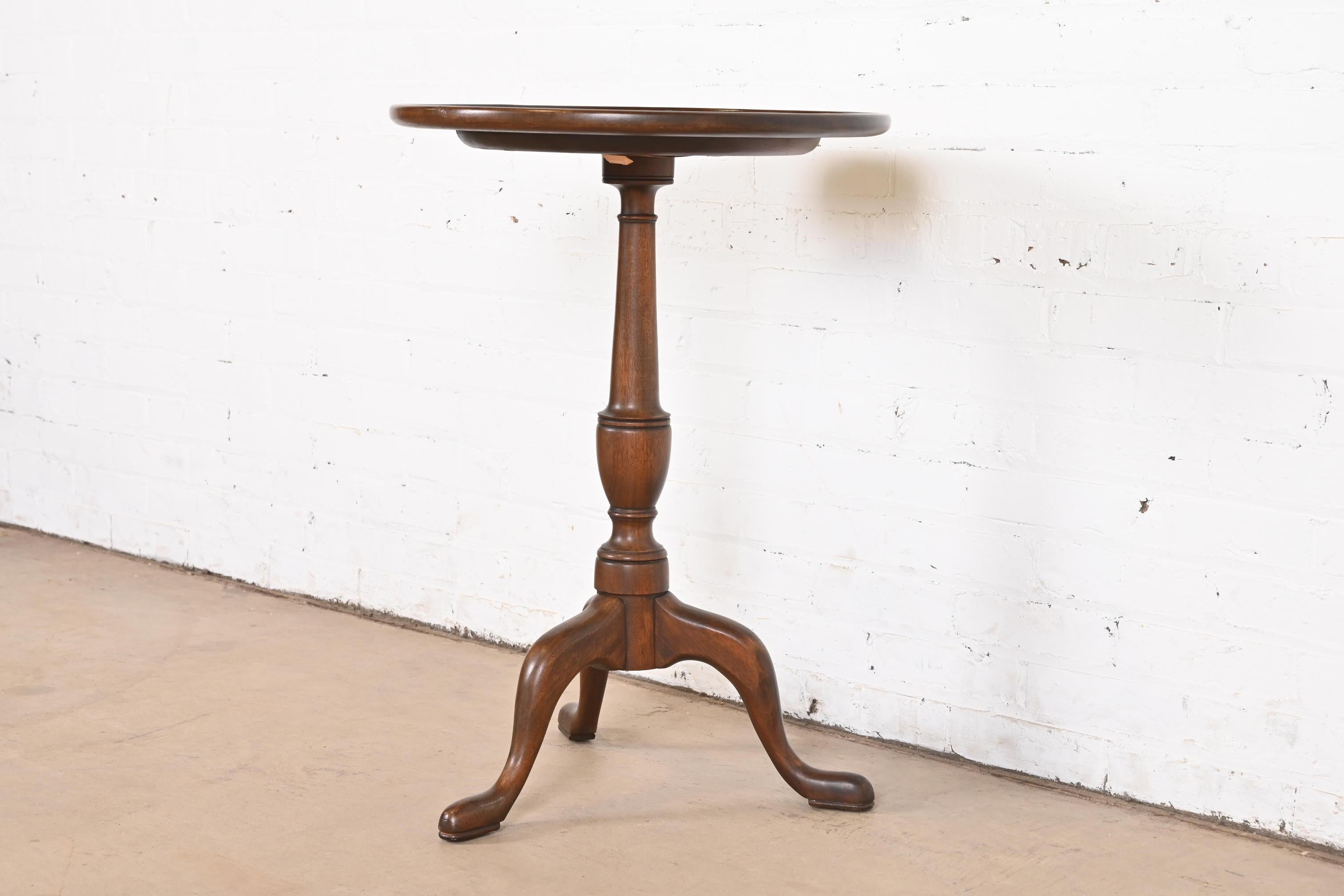 Late 20th Century Henkel Harris Georgian Solid Mahogany Pedestal Tea Table For Sale