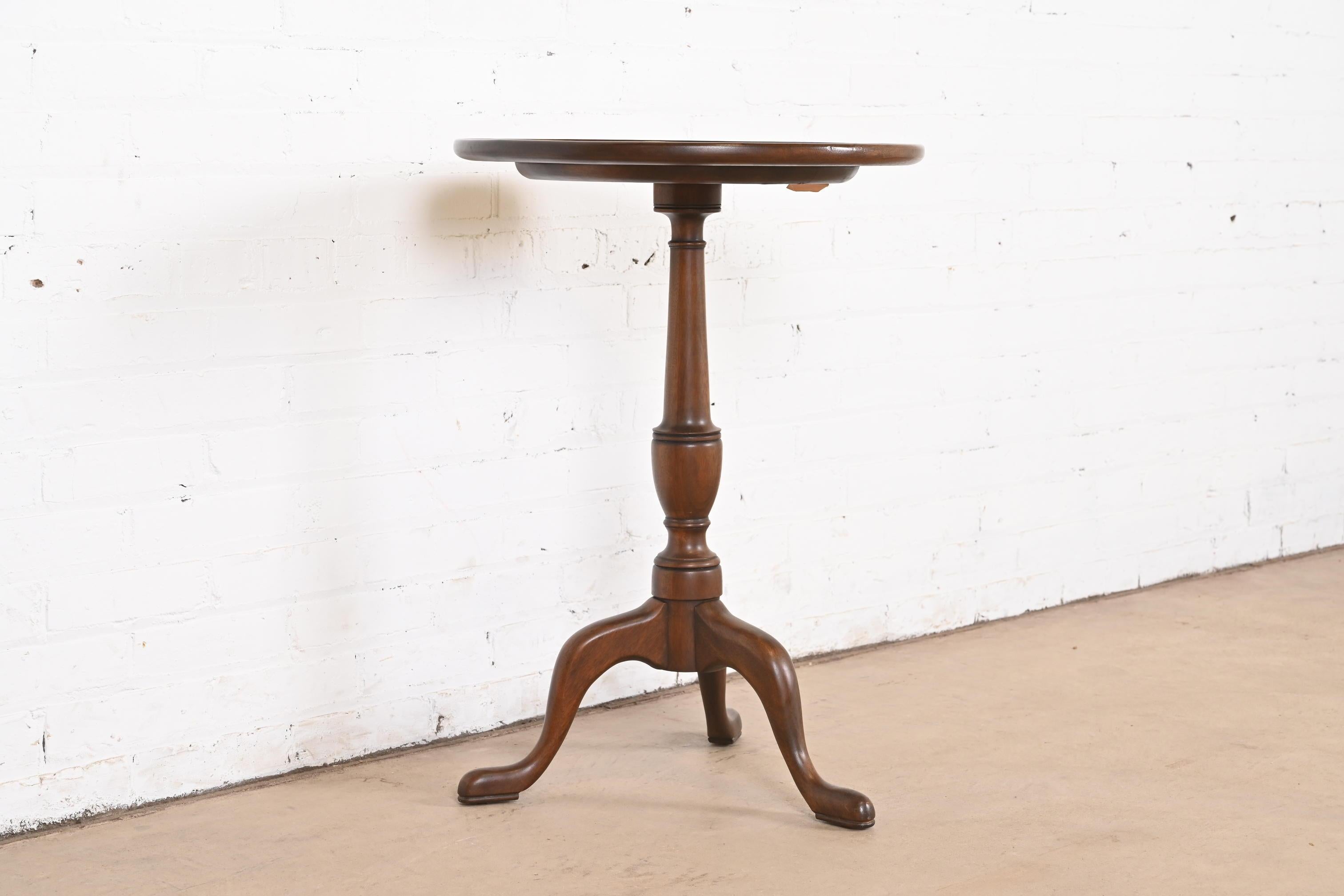 Henkel Harris Georgian Solid Mahogany Pedestal Tea Table For Sale 2