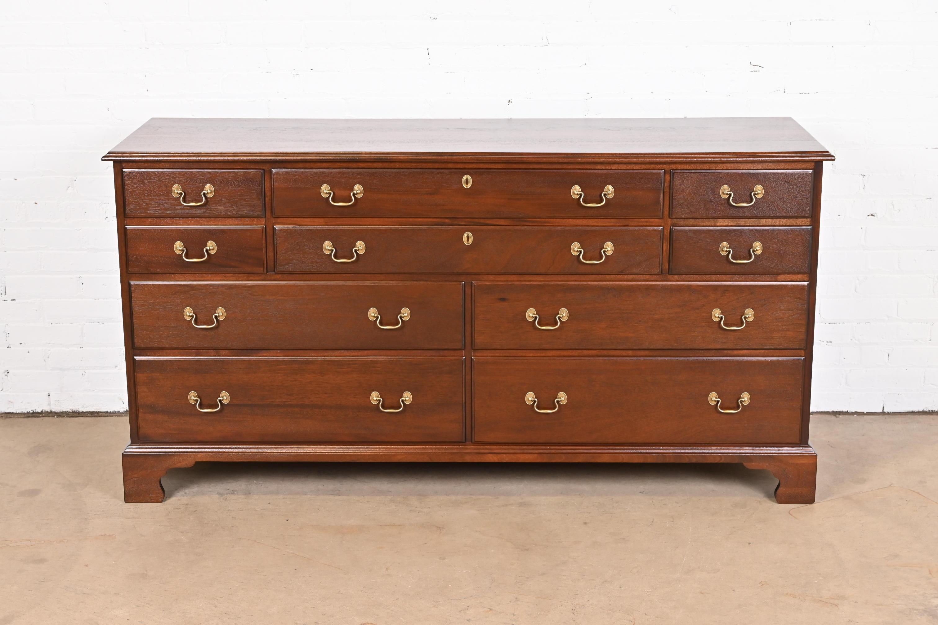A gorgeous Georgian or American Colonial style ten-drawer bureau dresser or credenza

By Henkel Harris

USA, 1979

Solid mahogany, with original brass hardware.

Measures: 66