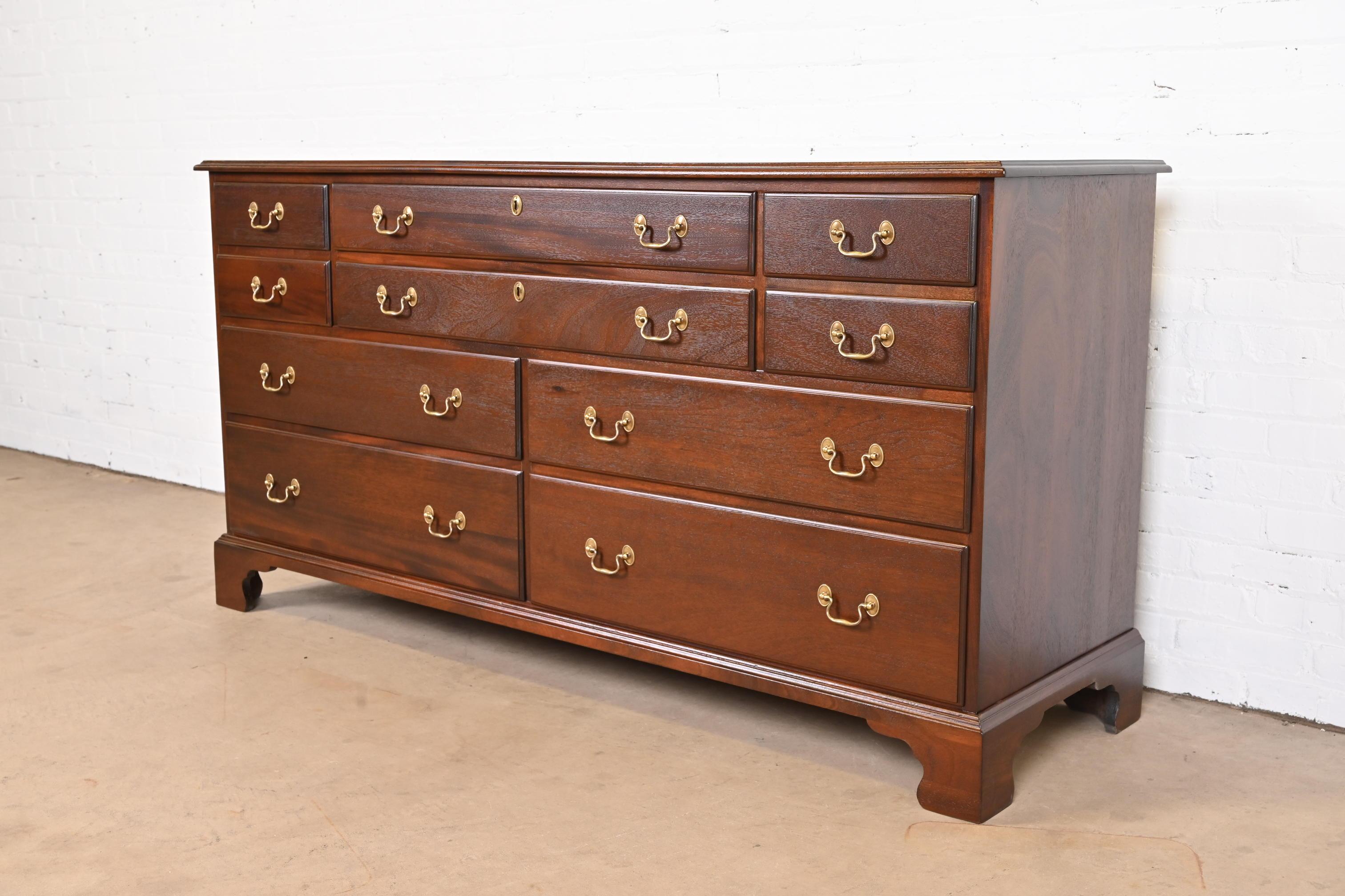 Henkel Harris Georgian Solid Mahogany Ten-Drawer Dresser, Newly Refinished In Good Condition In South Bend, IN