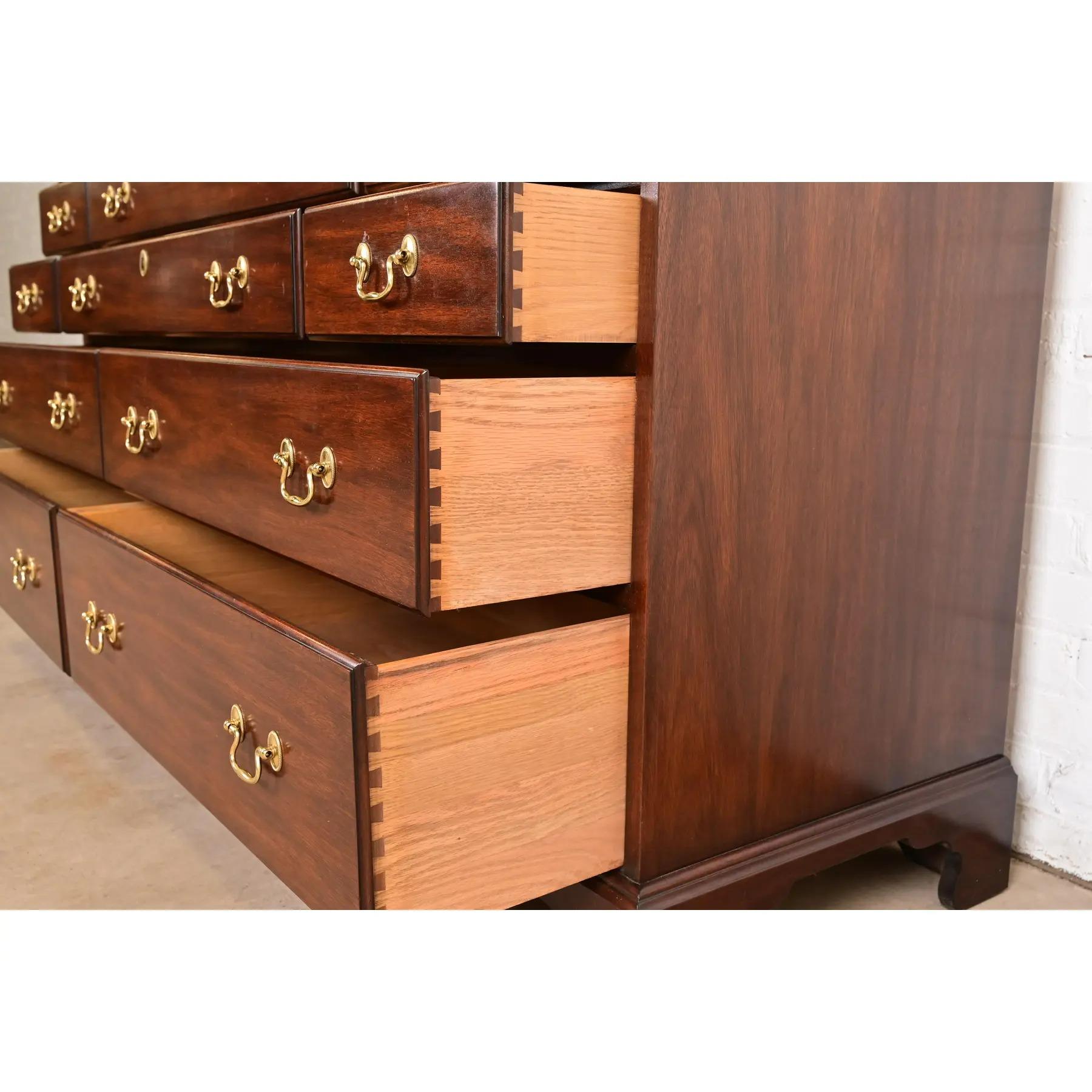 Comò o credenza a dieci cassetti in mogano massiccio di Henkel Harris in vendita 3