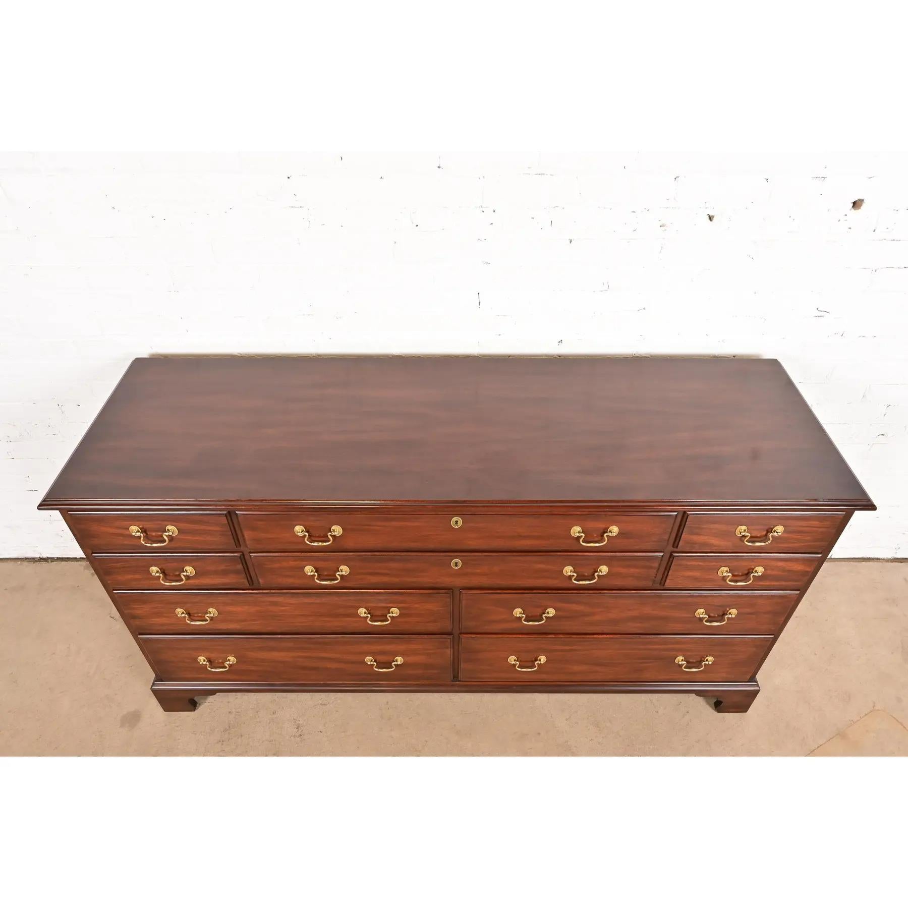 Comò o credenza a dieci cassetti in mogano massiccio di Henkel Harris in vendita 4