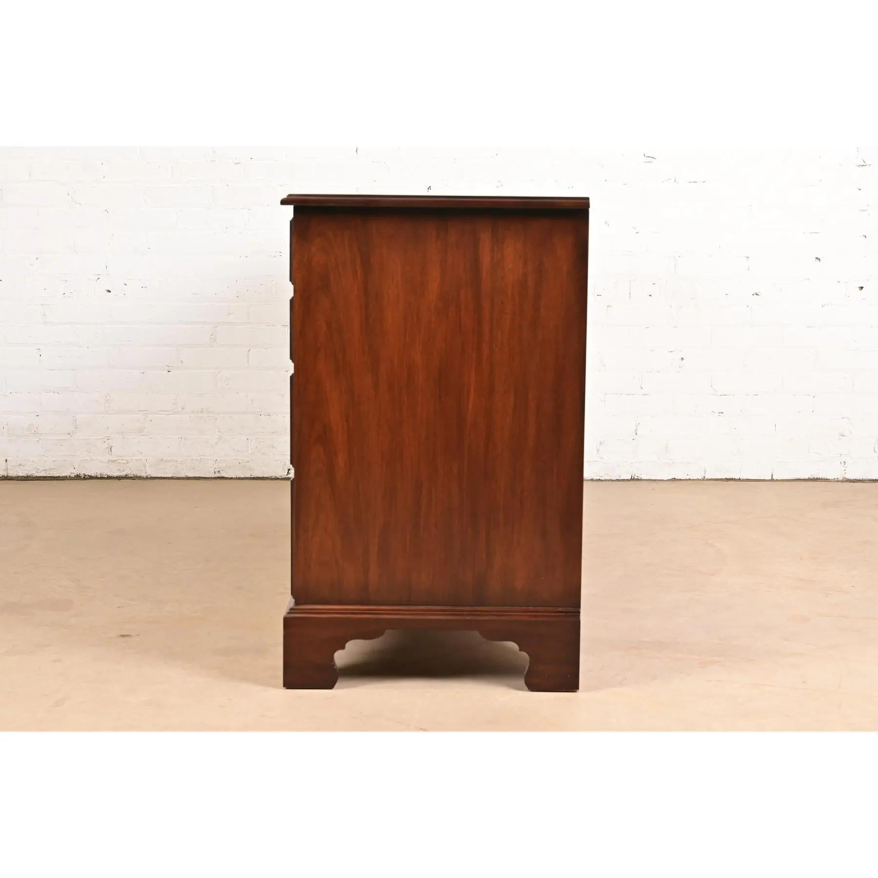 Comò o credenza a dieci cassetti in mogano massiccio di Henkel Harris in vendita 5