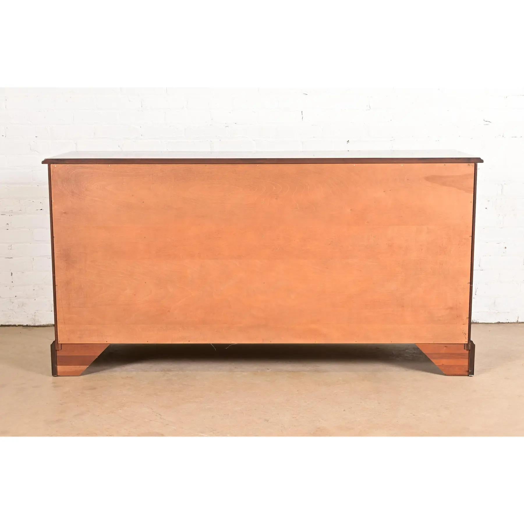 Comò o credenza a dieci cassetti in mogano massiccio di Henkel Harris in vendita 6