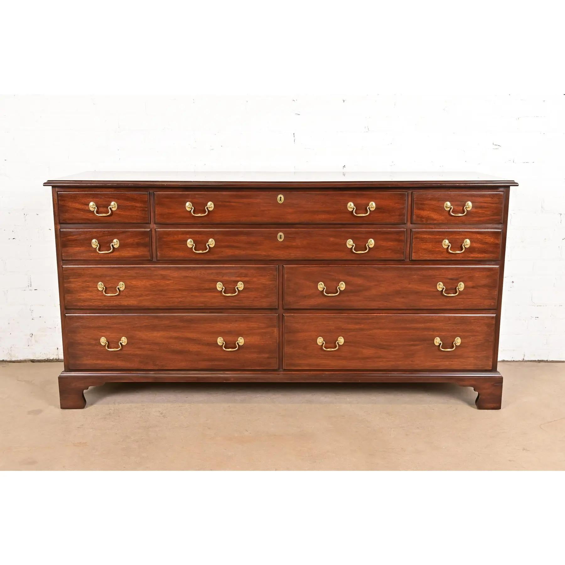 Uno splendido comò o credenza a dieci cassetti in stile georgiano o Chippendale

Da Henkel Harris

USA, 1986

Mogano massiccio, con ferramenta originale in ottone.

Misure: 65,63