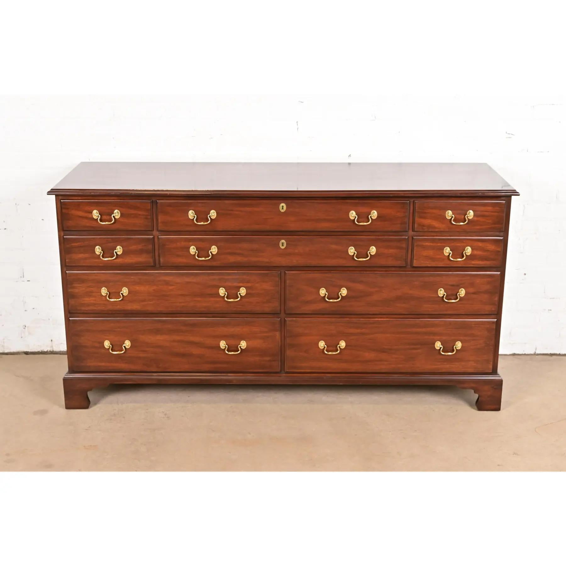 Georgiano Comò o credenza a dieci cassetti in mogano massiccio di Henkel Harris in vendita