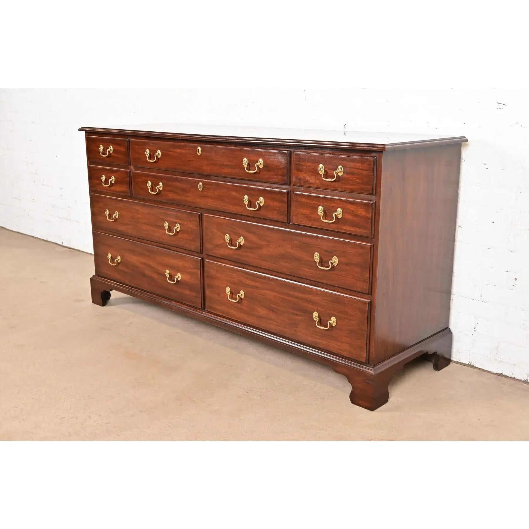 Americano Comò o credenza a dieci cassetti in mogano massiccio di Henkel Harris in vendita