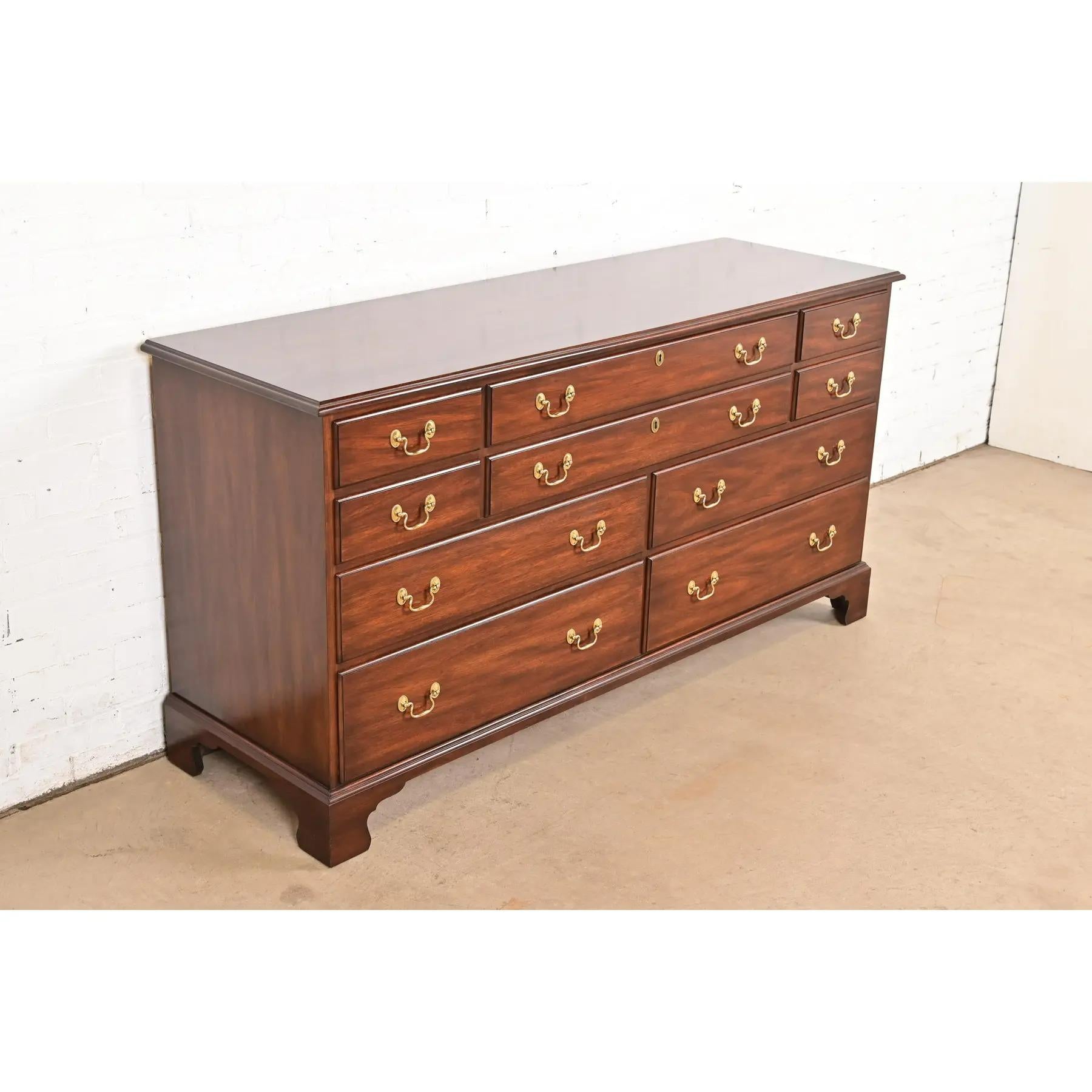 Comò o credenza a dieci cassetti in mogano massiccio di Henkel Harris In condizioni buone in vendita a South Bend, IN