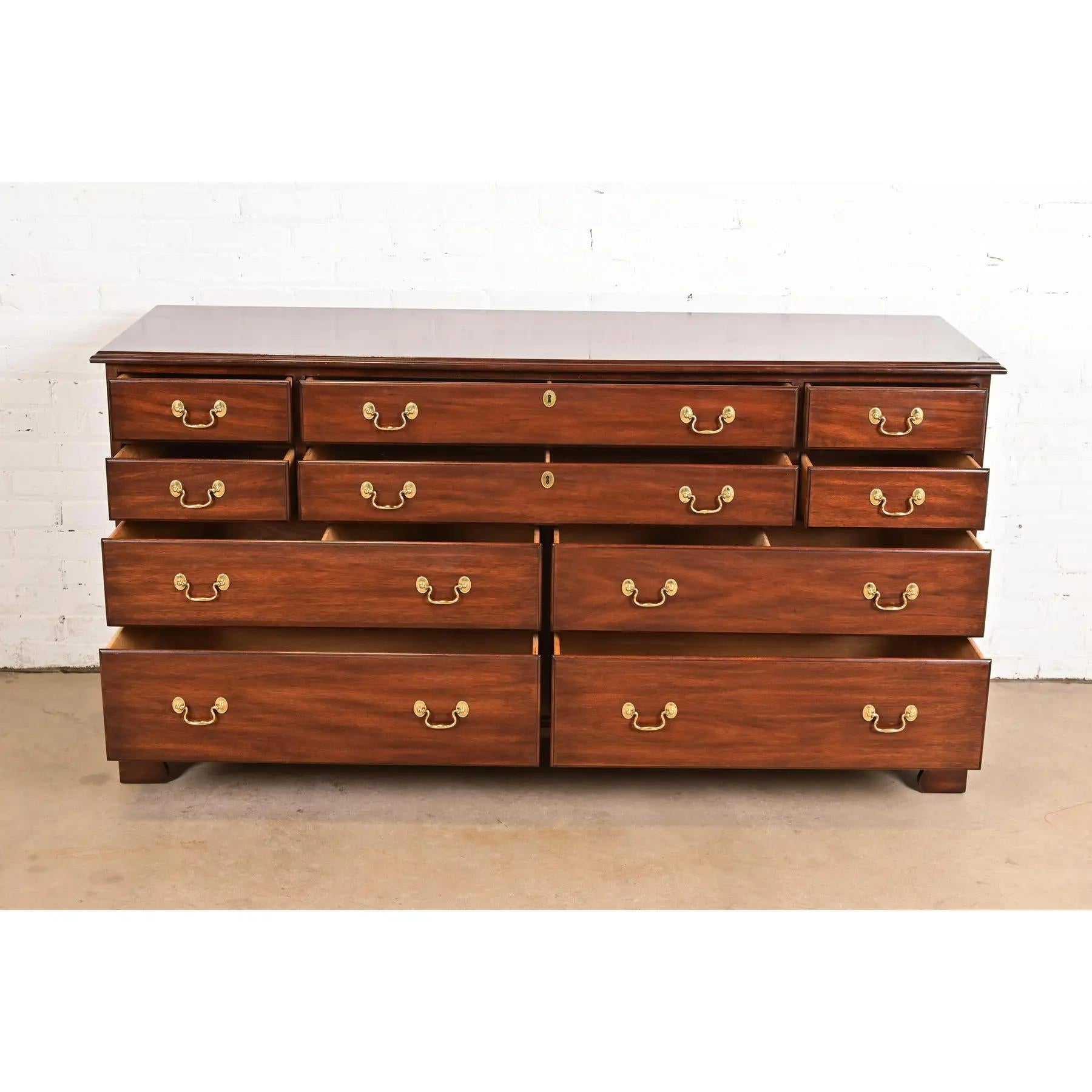 Ottone Comò o credenza a dieci cassetti in mogano massiccio di Henkel Harris in vendita