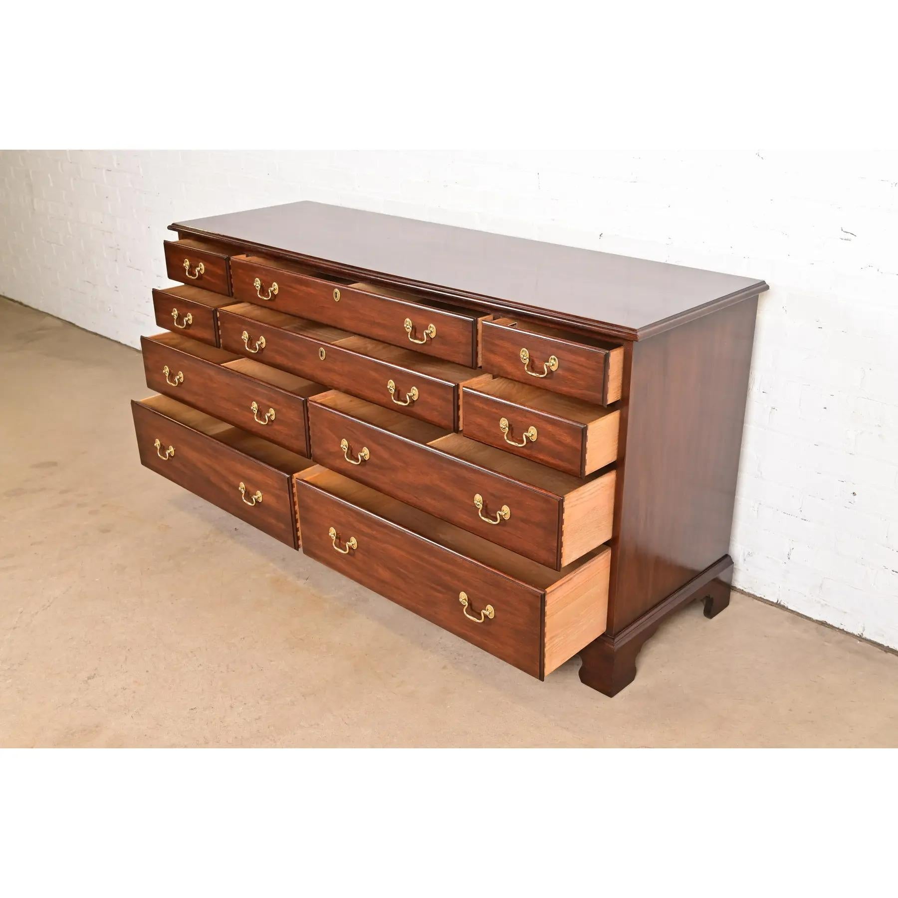 Comò o credenza a dieci cassetti in mogano massiccio di Henkel Harris in vendita 1