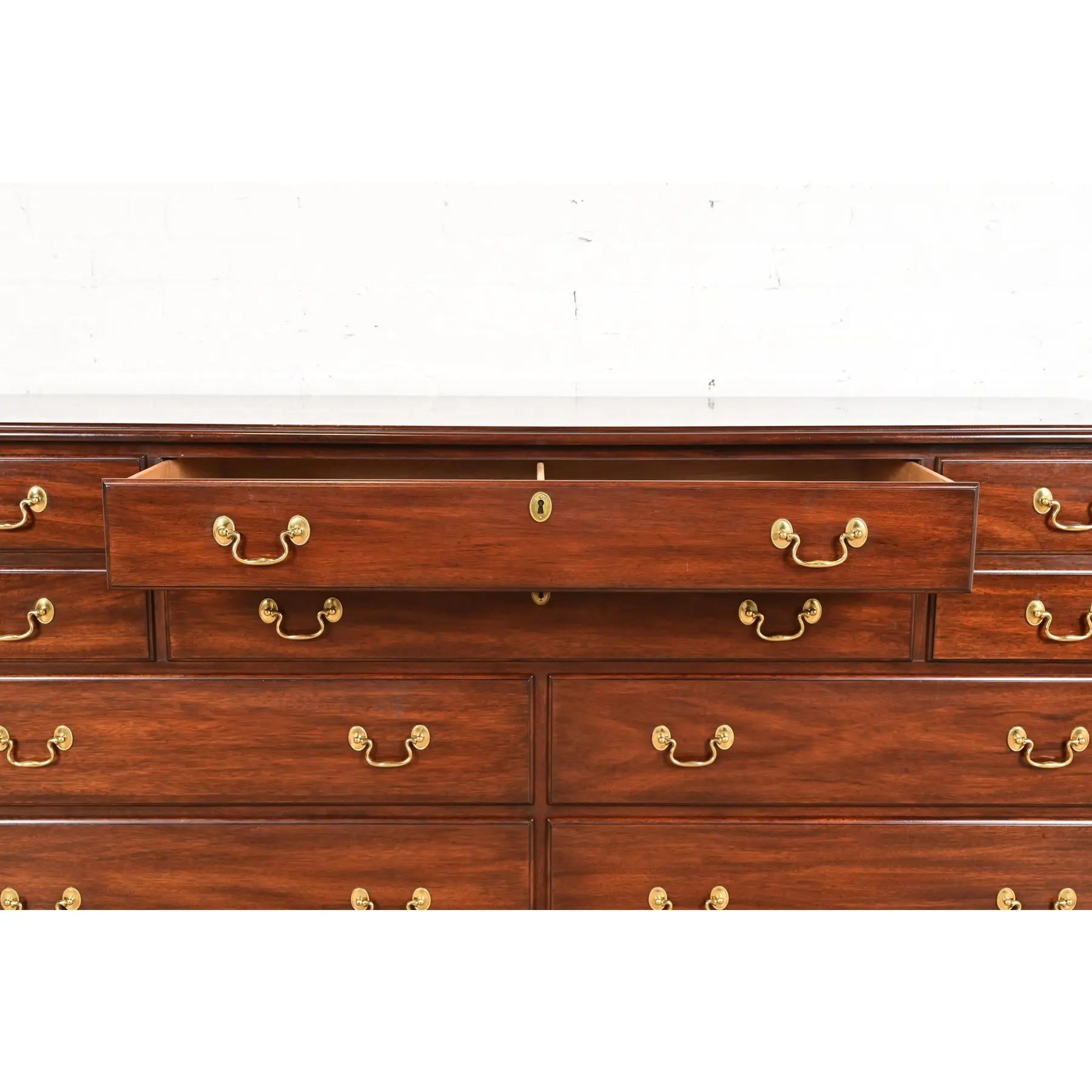Comò o credenza a dieci cassetti in mogano massiccio di Henkel Harris in vendita 2