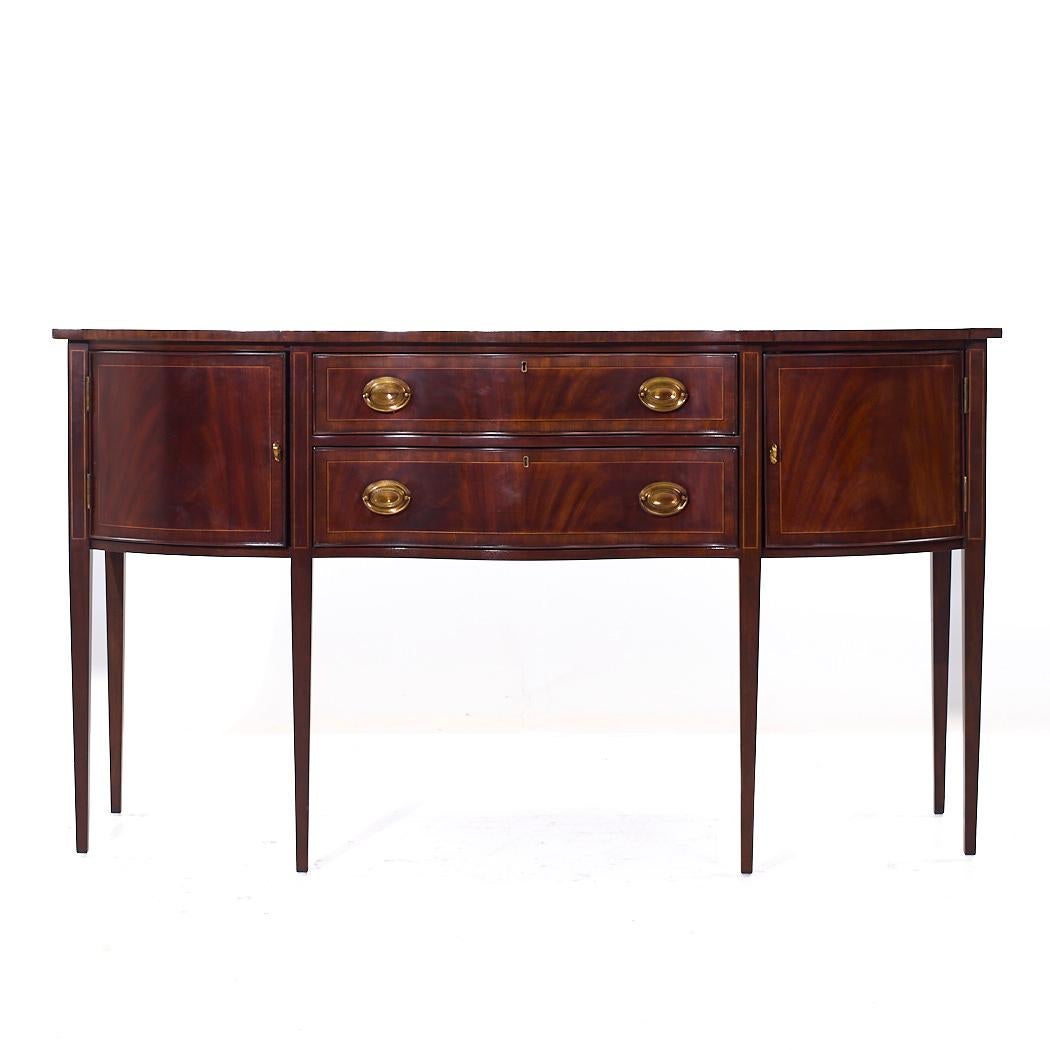 Credenza in mogano intarsiato di metà secolo di Henkel Harris Hepplewhite

Questa credenza misura: 68 di larghezza x 24 di profondità x 38,5 di altezza

Scattiamo le nostre foto in uno studio a illuminazione controllata per mostrare il maggior