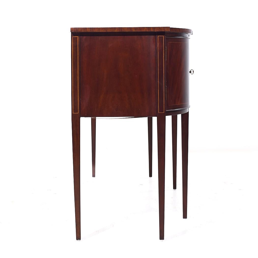 Credenza in mogano intarsiato di metà secolo di Henkel Harris Hepplewhite In condizioni buone in vendita a Countryside, IL