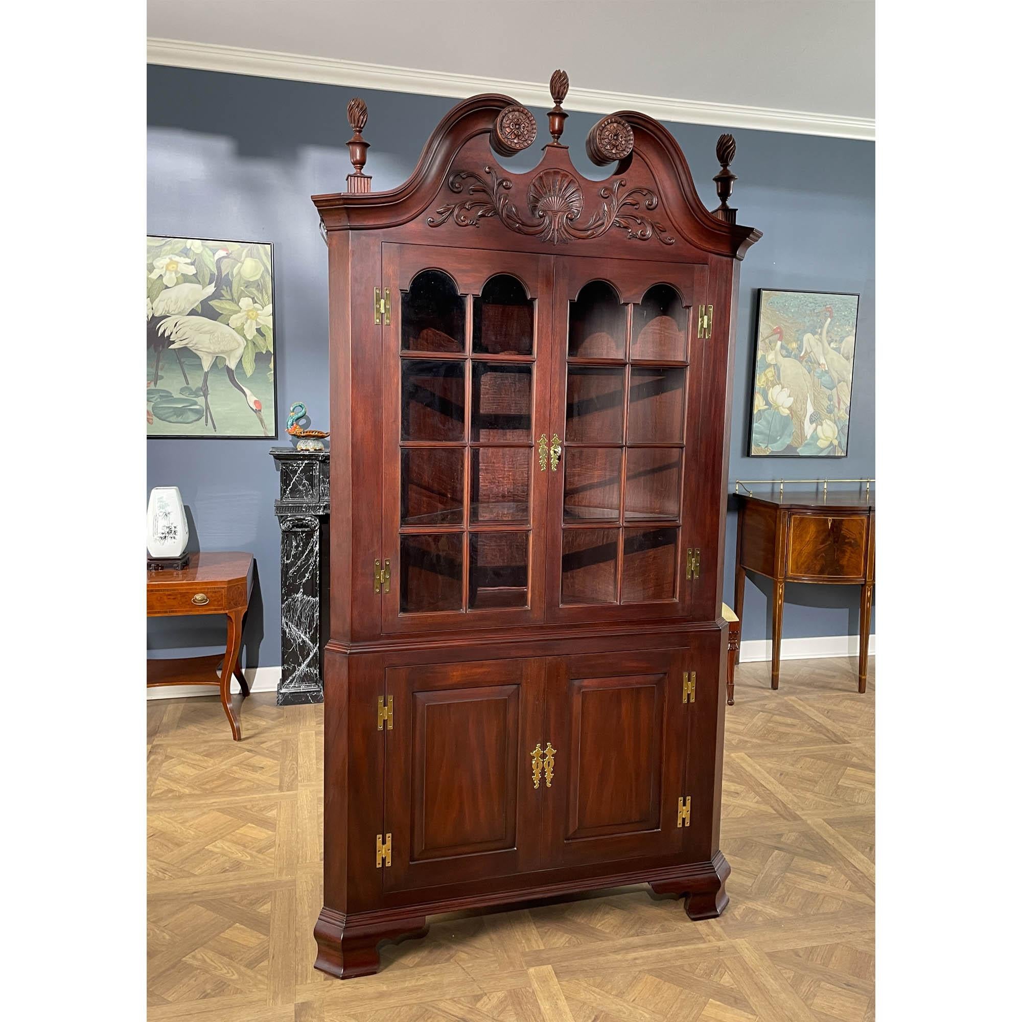 Henkel Harris Mahogany Corner Cabinet In Good Condition For Sale In Annville, PA