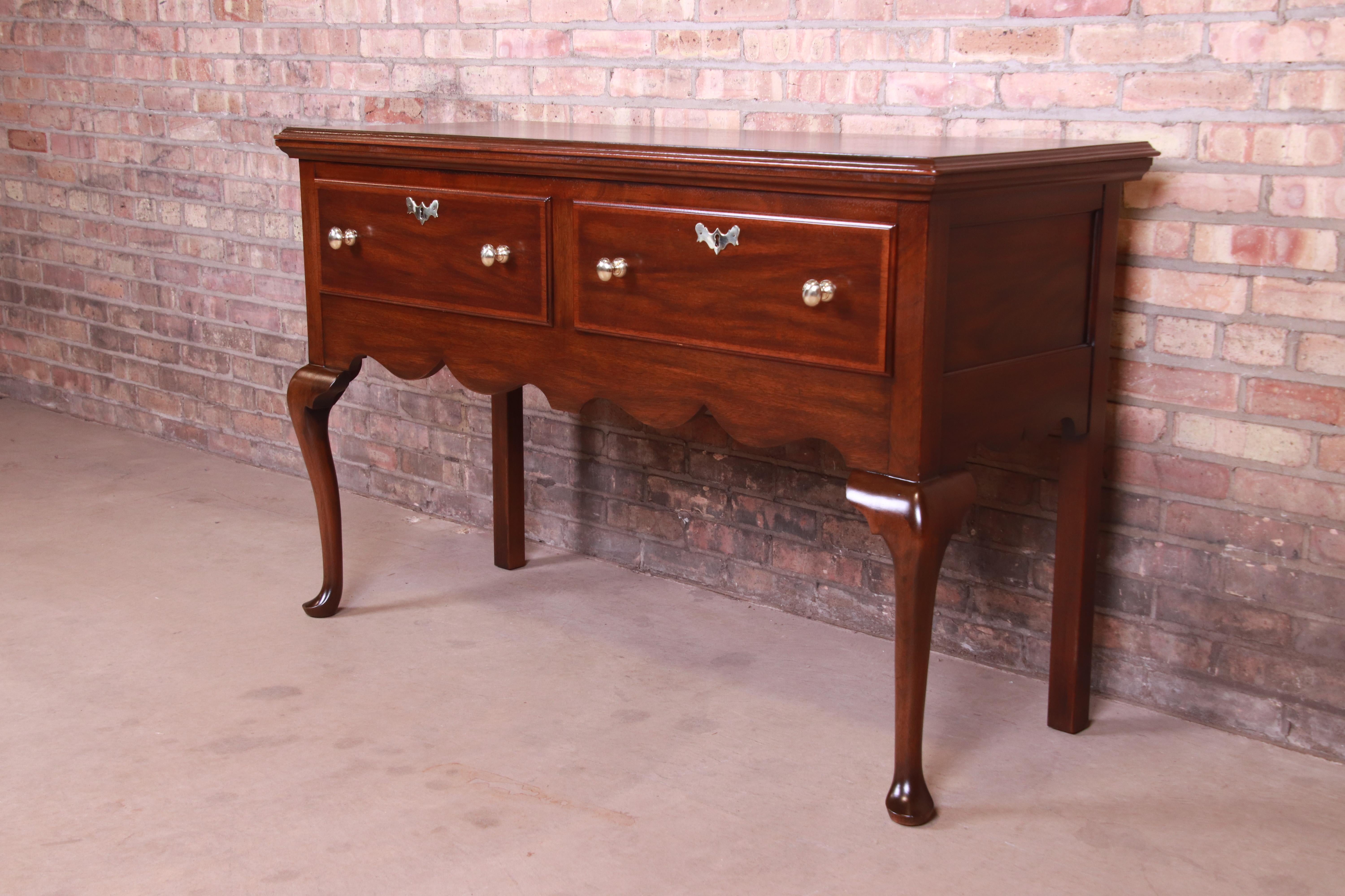 Americano Buffet con credenza Queen Anne Harris in mogano, appena rifinito in vendita