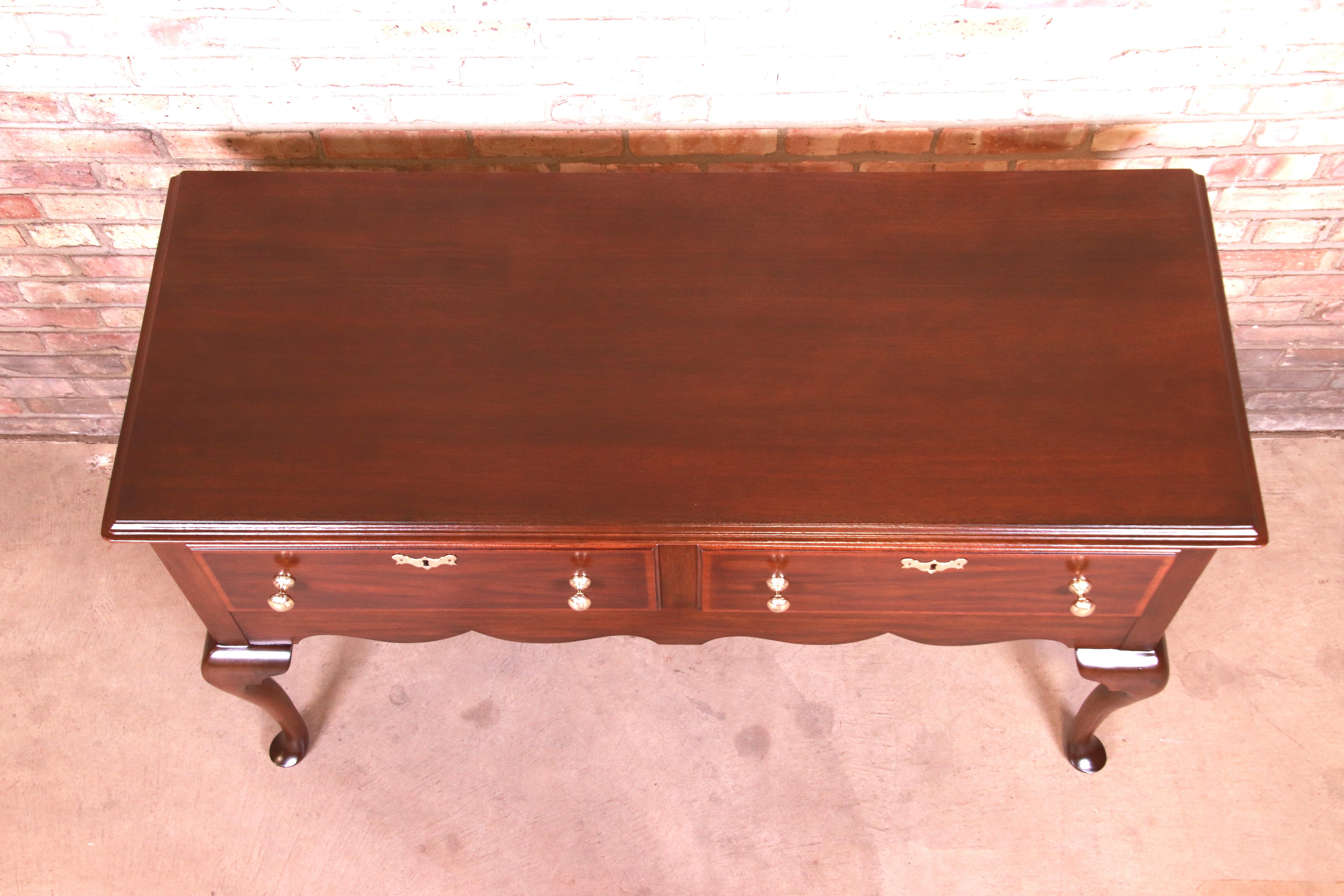 Henkel Harris Mahogany Queen Anne Sideboard Buffet, Newly Refinished In Good Condition For Sale In South Bend, IN