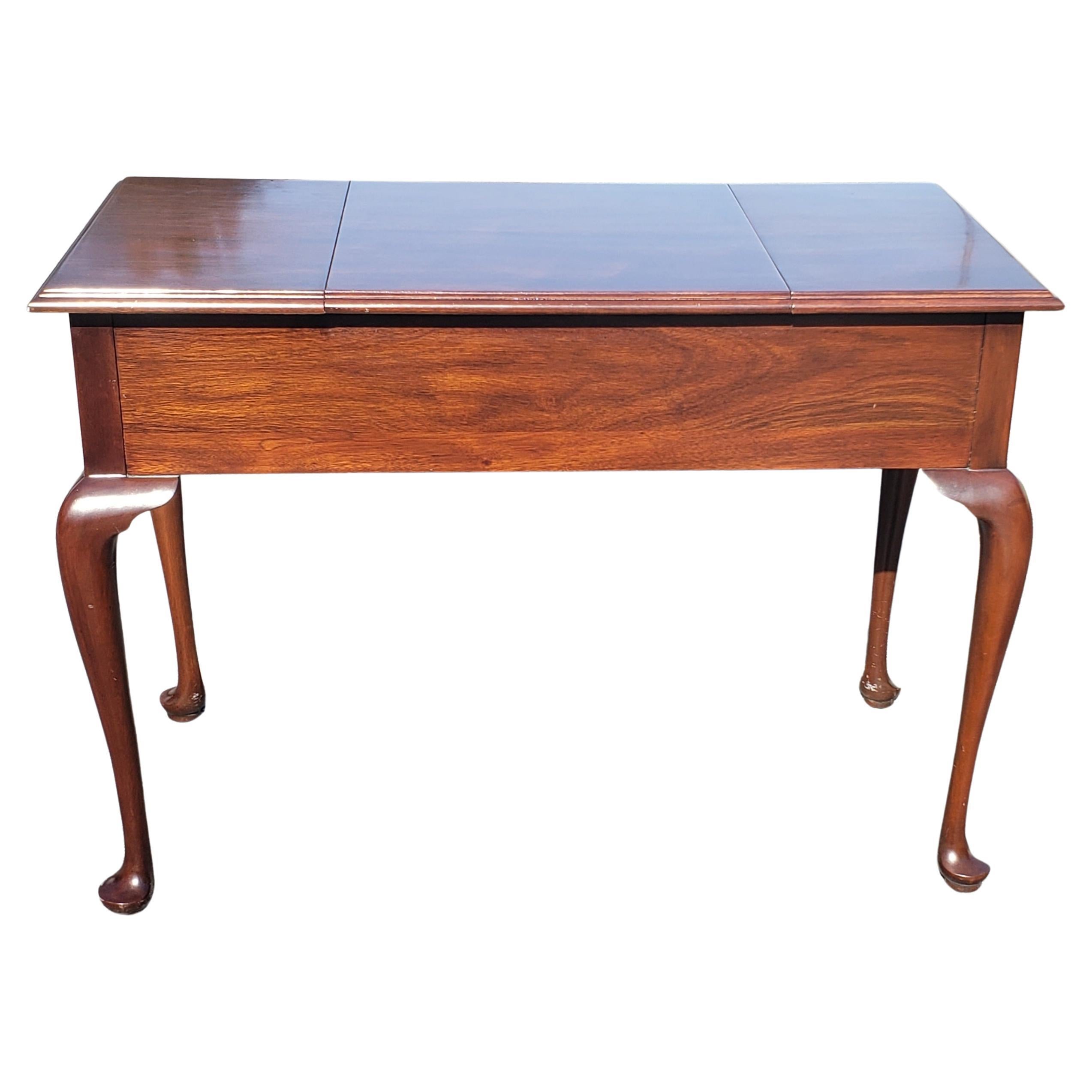 Henkel Harris Mahogany Vanity Dressing Table Desk with fliptop Mirror In Good Condition In Germantown, MD