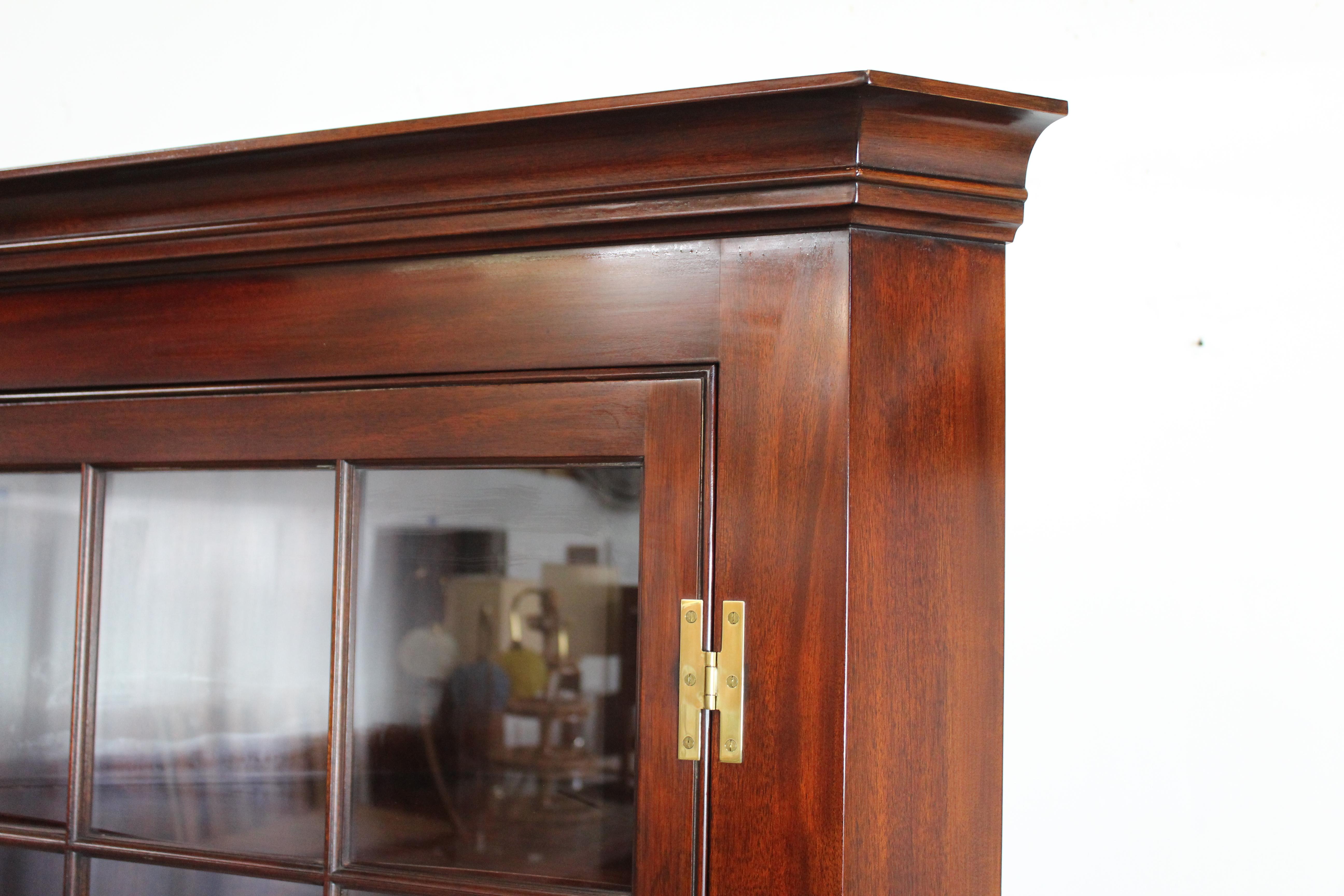 Henkel Harris Model 1114 Mahogany Large Corner Cabinet In Good Condition In Wilmington, DE