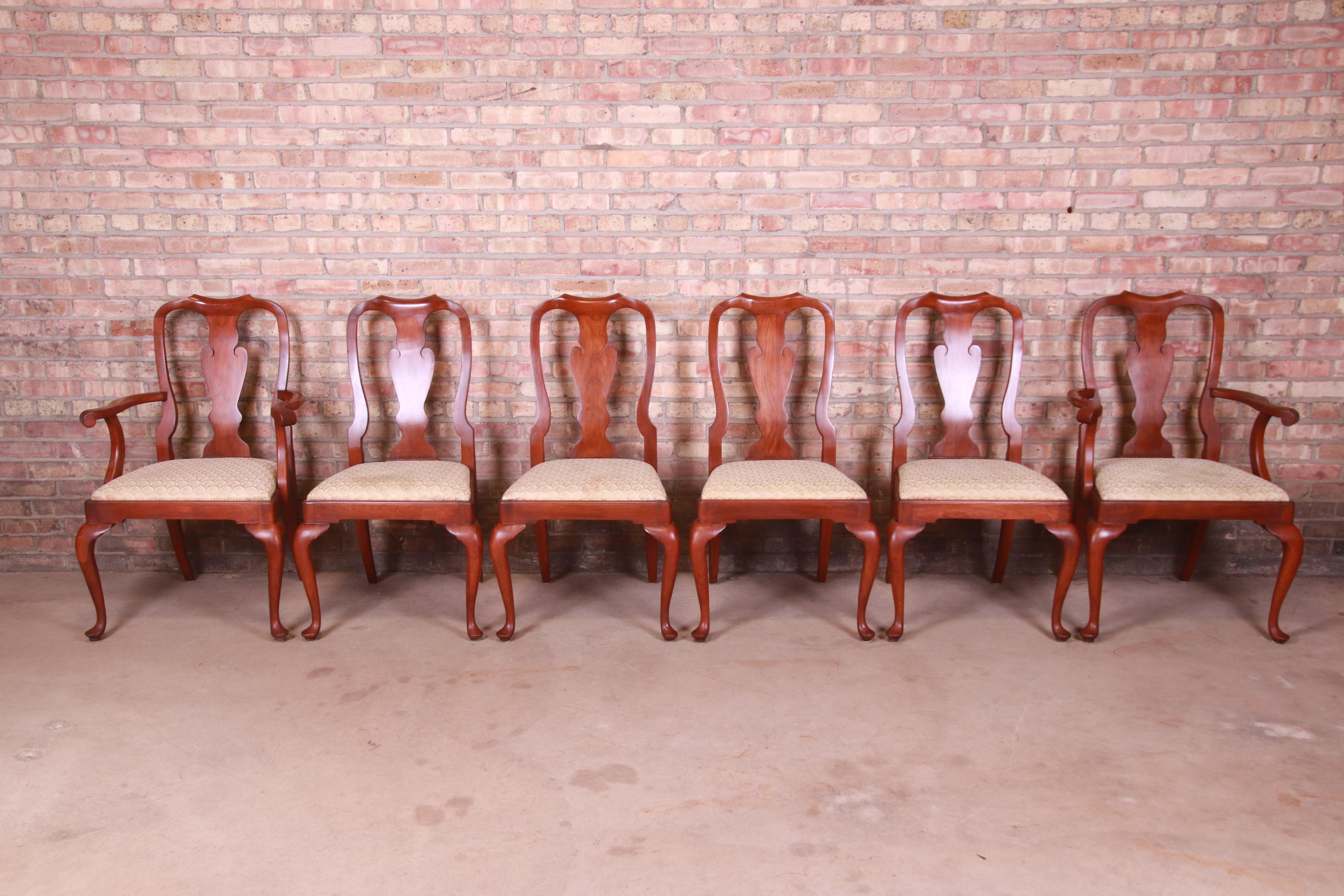 A gorgeous set of six Queen Anne style fiddle back dining chairs

By Henkel Harris

USA, Circa 1980s

Solid cherry wood frames, with upholstered seats.

Measures:
Side chairs - 22.5