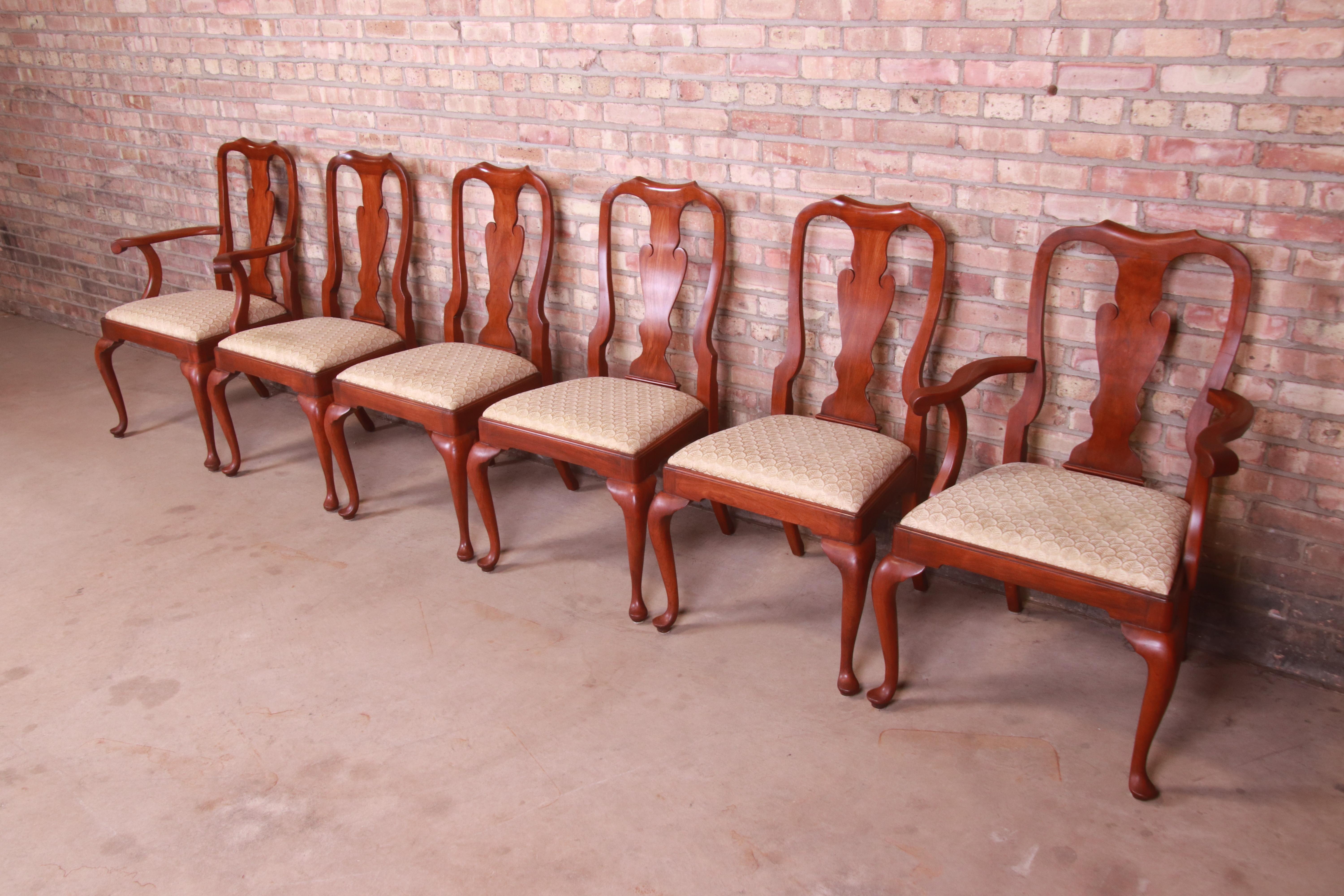 Henkel Harris Queen Anne Cherry Wood Fiddle Back Dining Chairs, Set of Six In Good Condition In South Bend, IN