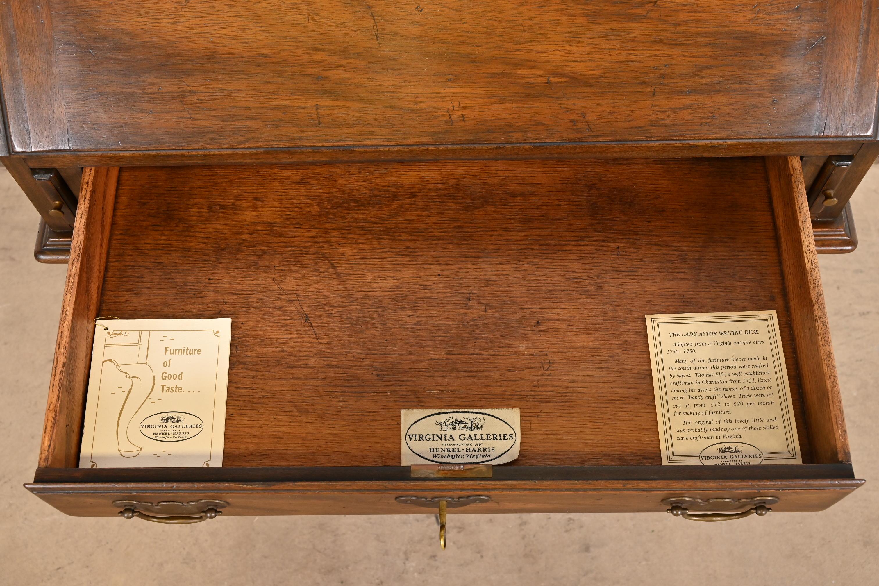 Henkel Harris Queen Anne Lady Astor Schreibtisch aus massivem Mahagoni mit schräger Front im Angebot 3