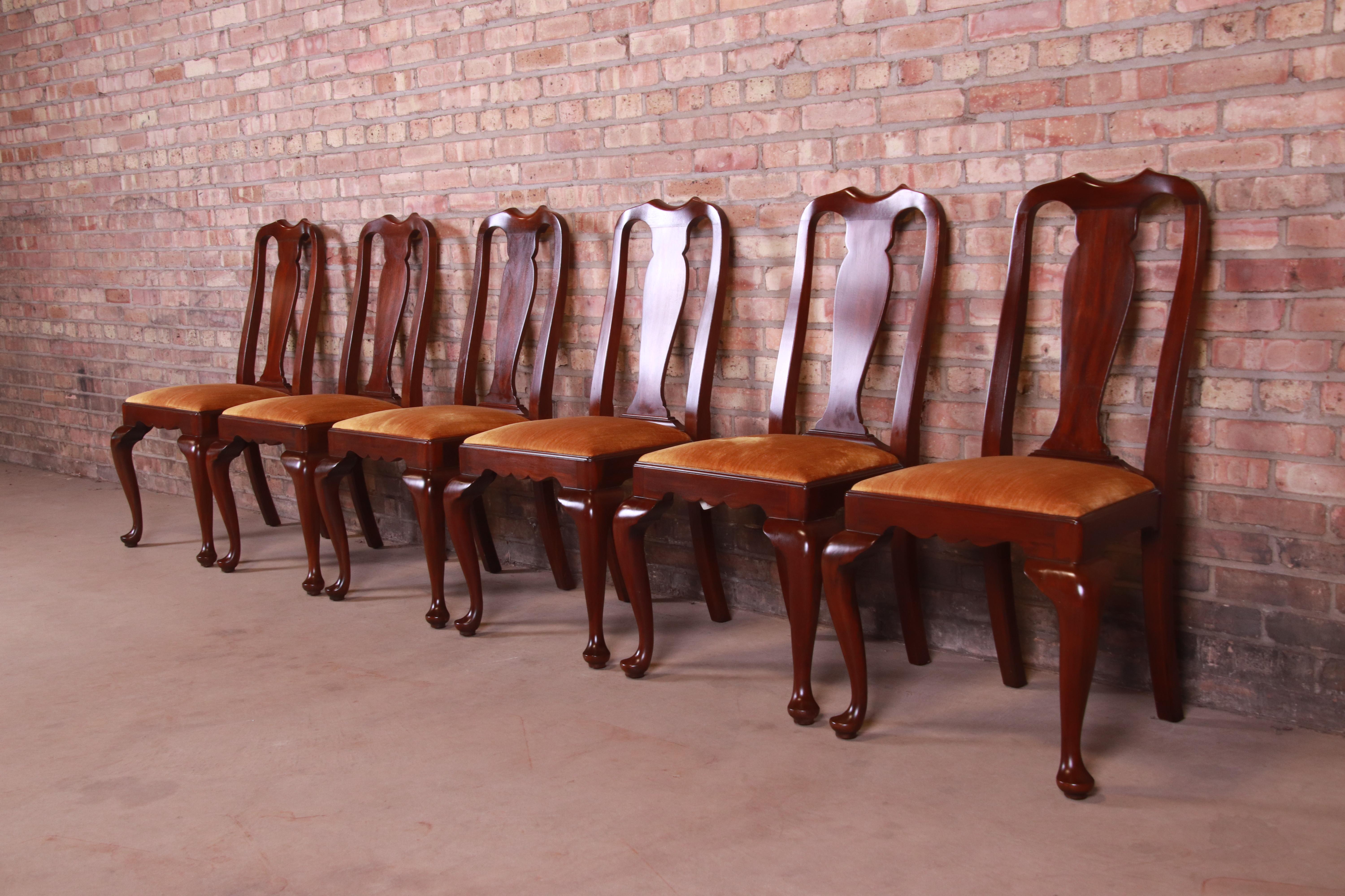 A gorgeous set of six Queen Anne style dining chairs

By Henkel Harris,

USA, 1980s

Solid carved mahogany frames, with gold velvet upholstered seats.

Measures: 20.5