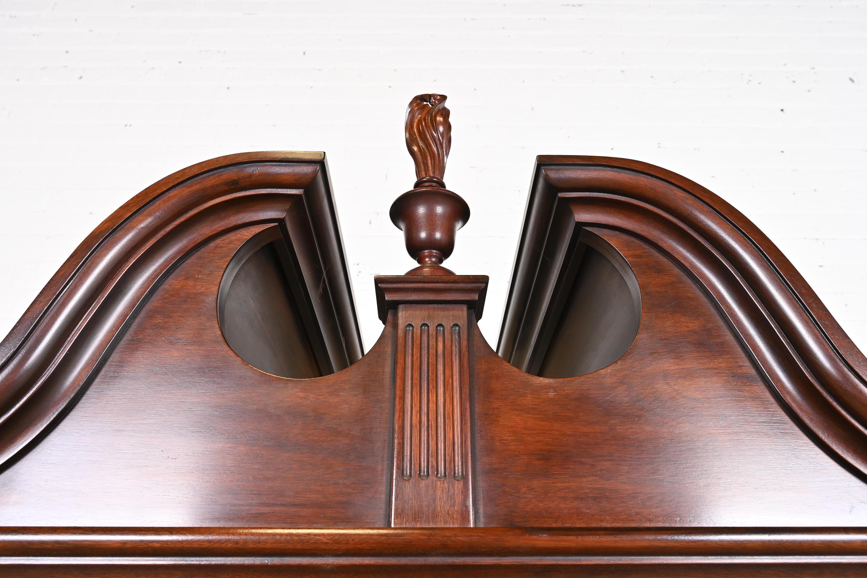 Henkel Harris Queen Anne Mahogany Highboy Dresser, 1977 For Sale 4