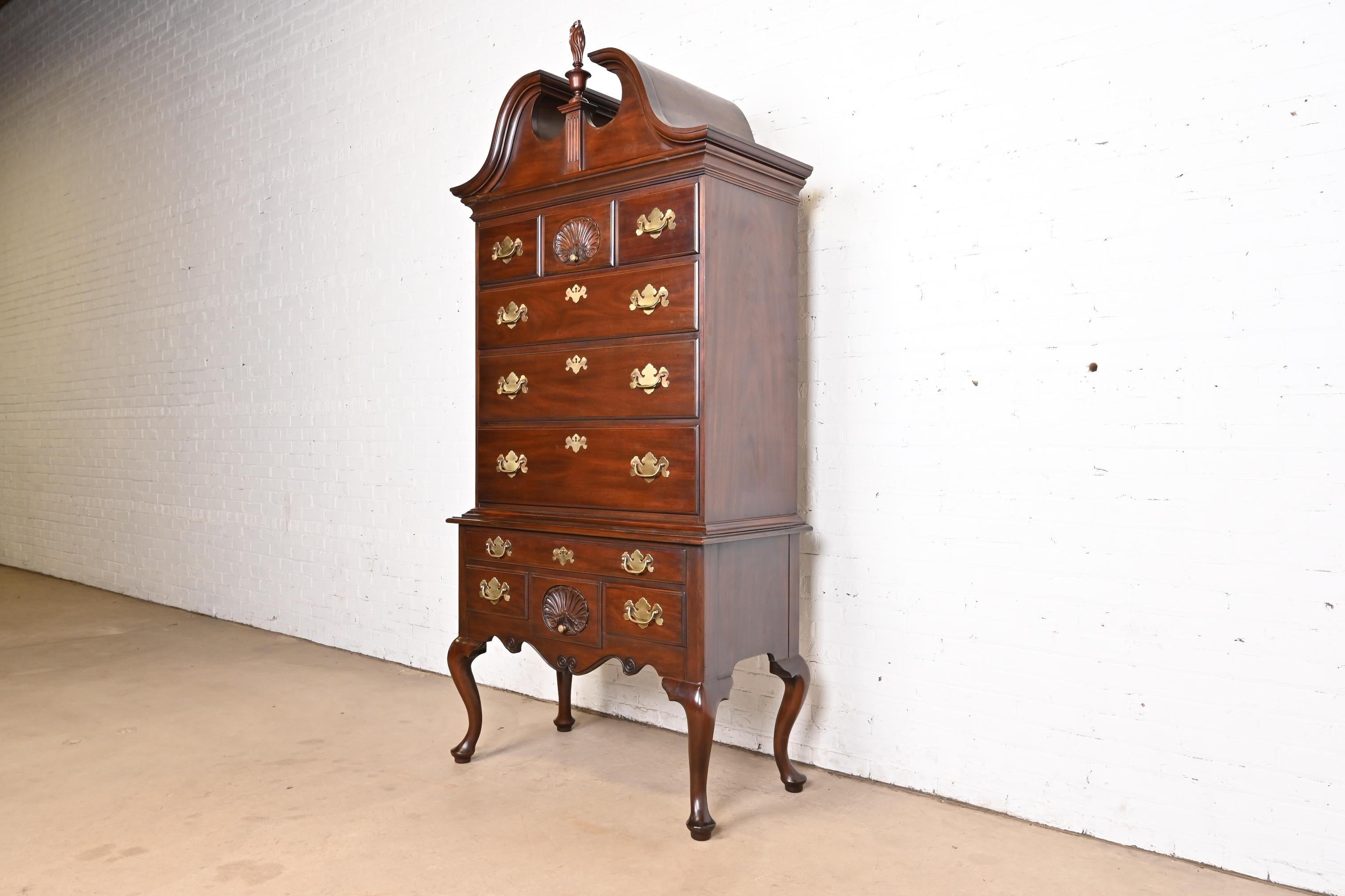 Henkel Harris Queen Anne Mahogany Highboy Dresser, 1977 In Good Condition For Sale In South Bend, IN