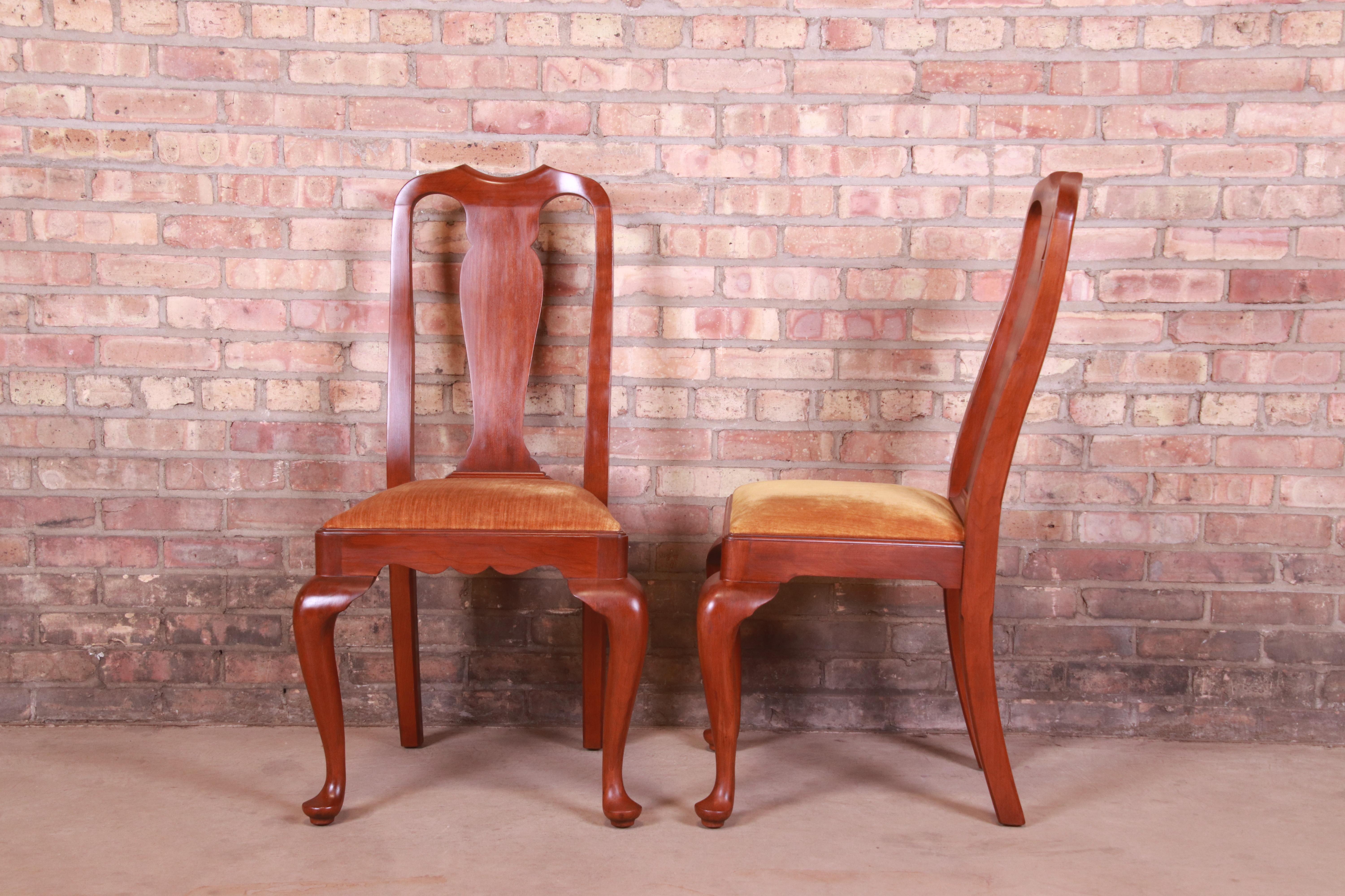 Henkel Harris Queen Anne Solid Cherry Wood Dining Chairs, Set of Four In Good Condition In South Bend, IN