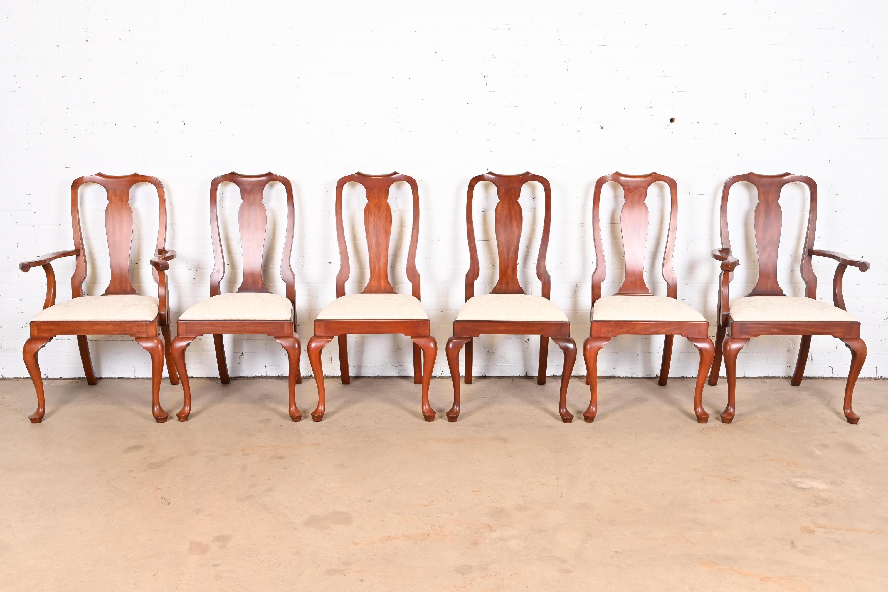 Magnifique ensemble de six chaises de salle à manger de style Queen Anne

Par Henkel Harris

USA, 1999

Bois massif de cerisier sauvage noir, avec sièges tapissés de damas ivoire.

Mesures :
Chaises latérales - 21,75