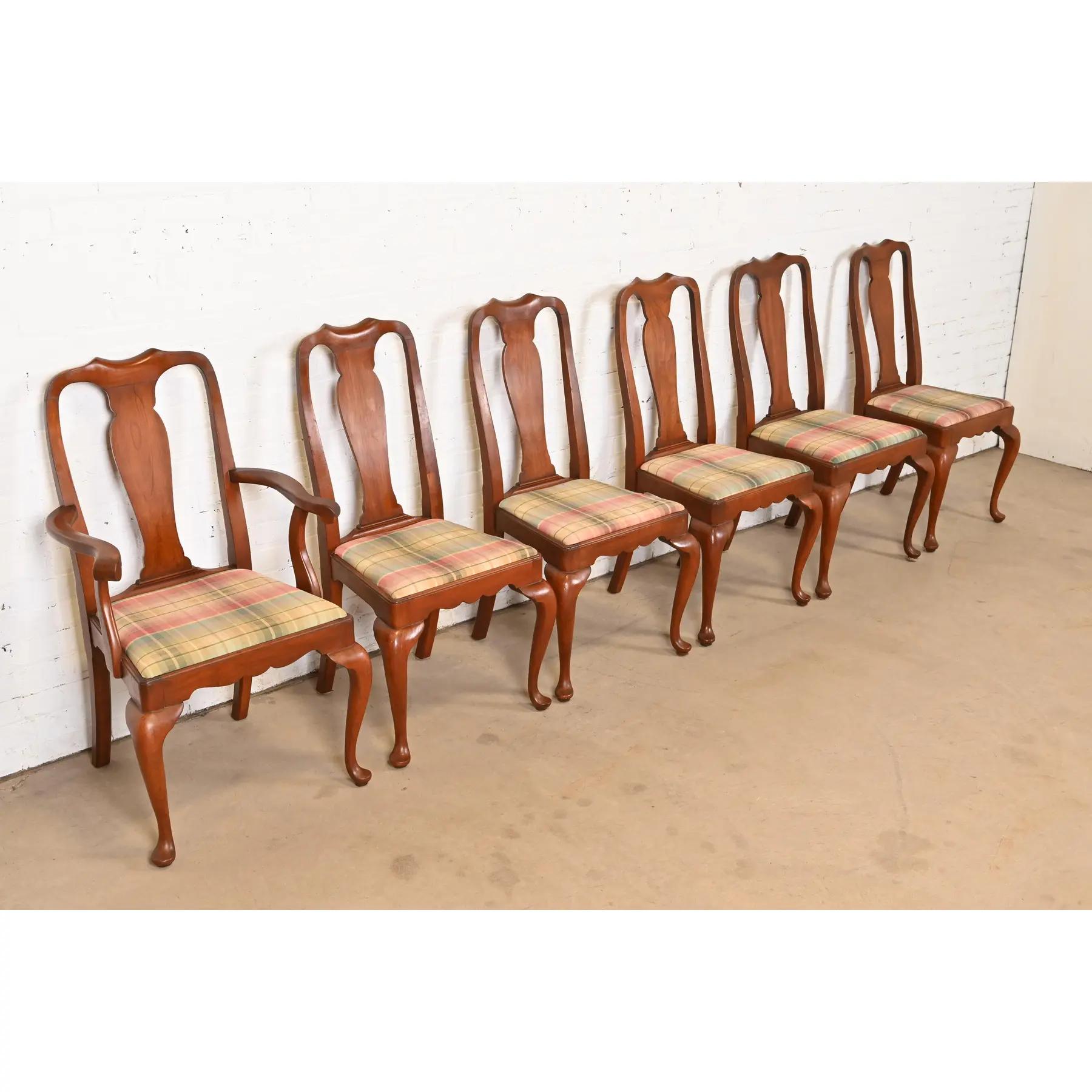 Ein hervorragender Satz von sechs Esszimmerstühlen im Queen-Anne-Stil

Von Henkel Harris

USA, ca. 1970er Jahre

Rahmen aus massivem Kirschholz, mit gepolsterten Sitzen.

Maßnahmen:
Beistellstühle - 20,5 
