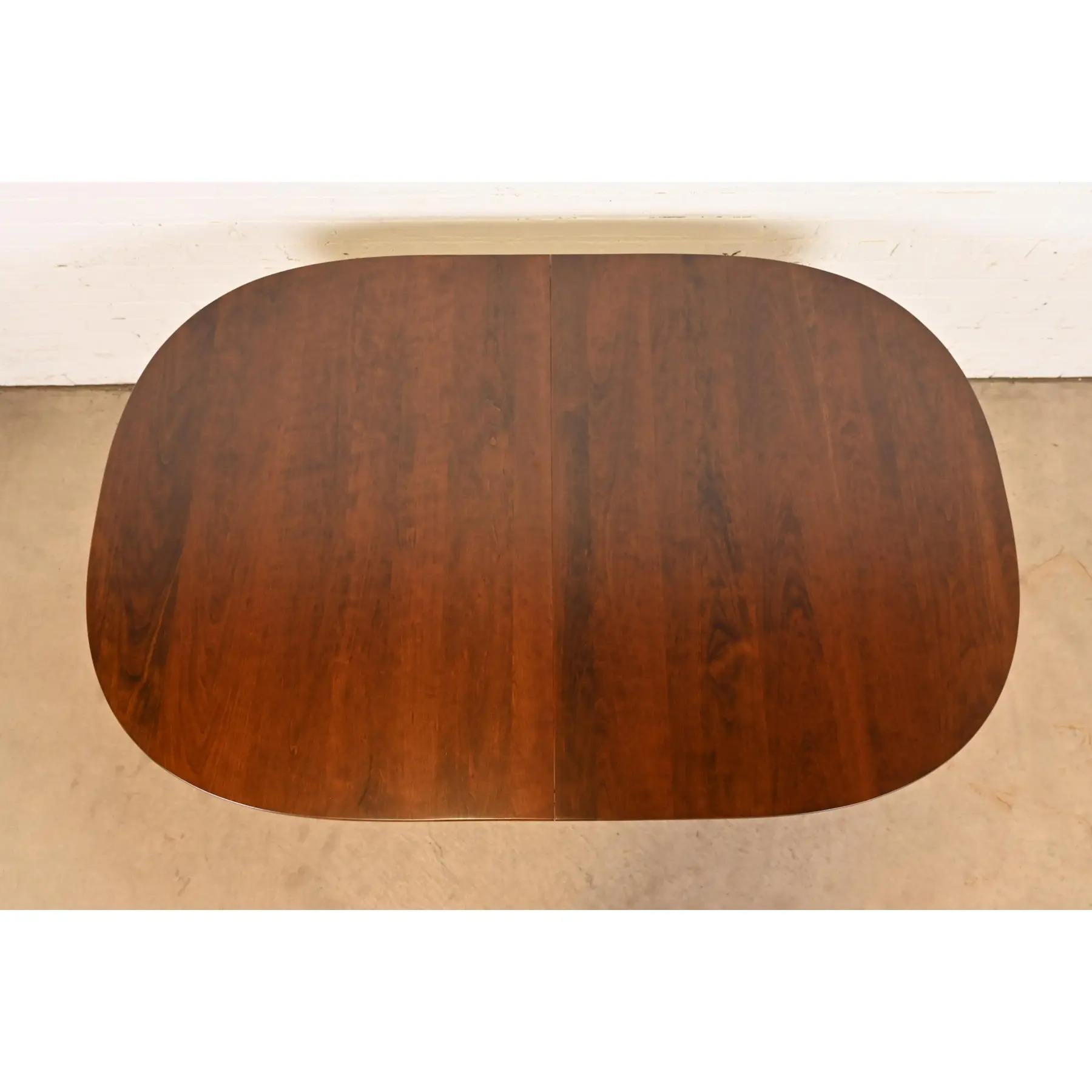 Table de salle à manger à rallonge en bois de cerisier massif, Henkel Harris Refinished, Queen Anne en vente 4