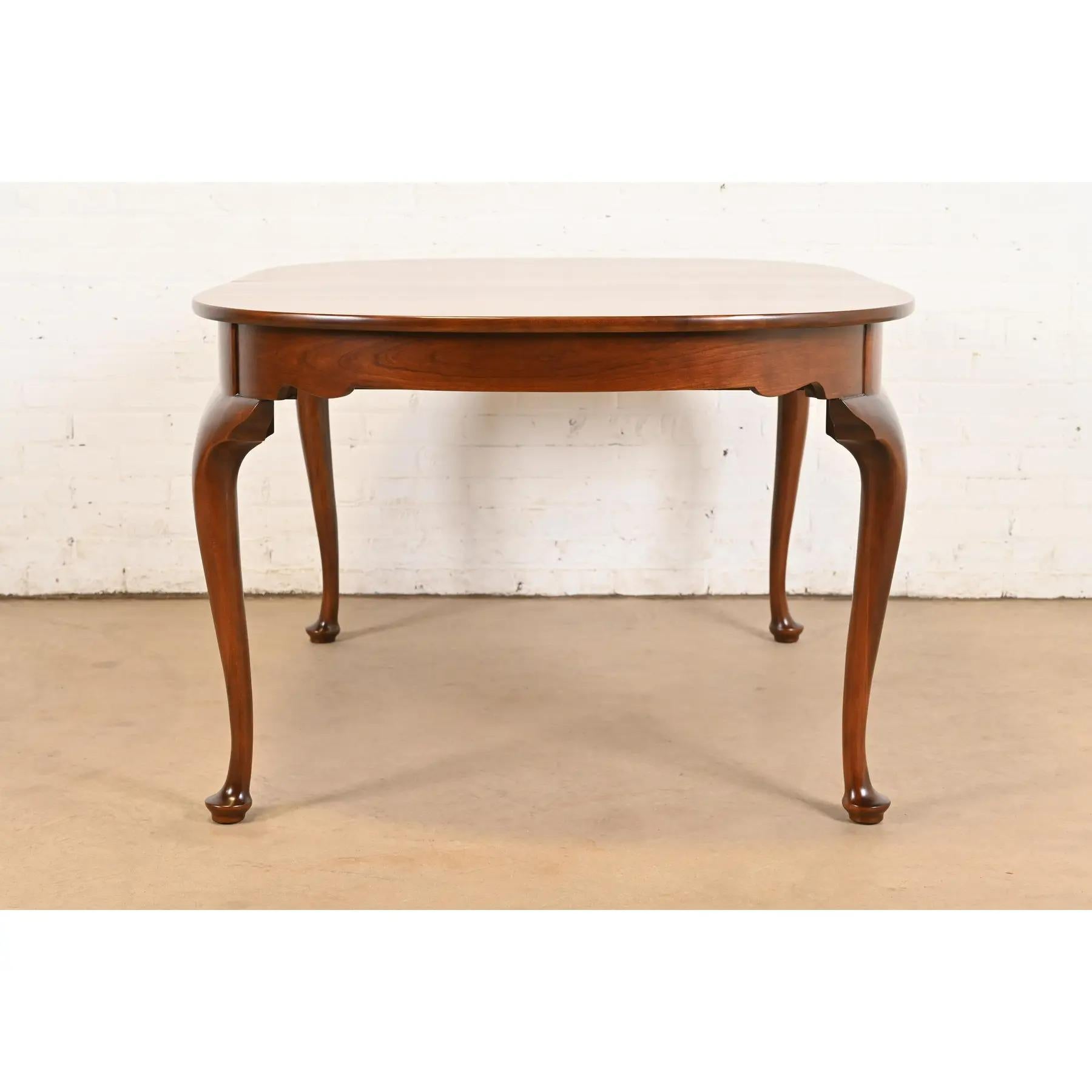 Table de salle à manger à rallonge en bois de cerisier massif, Henkel Harris Refinished, Queen Anne en vente 5