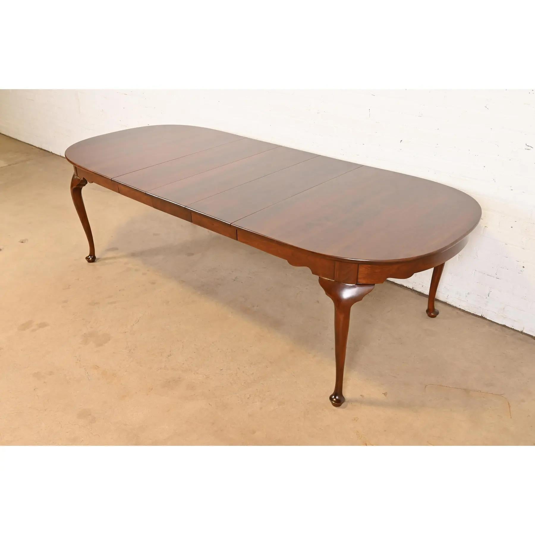 Exceptionnelle table de salle à manger à rallonge en acajou massif de style Queen Anne ou Georgien.

Par Henkel Harris

ÉTATS-UNIS, 1975

Dimensions : 64,5 