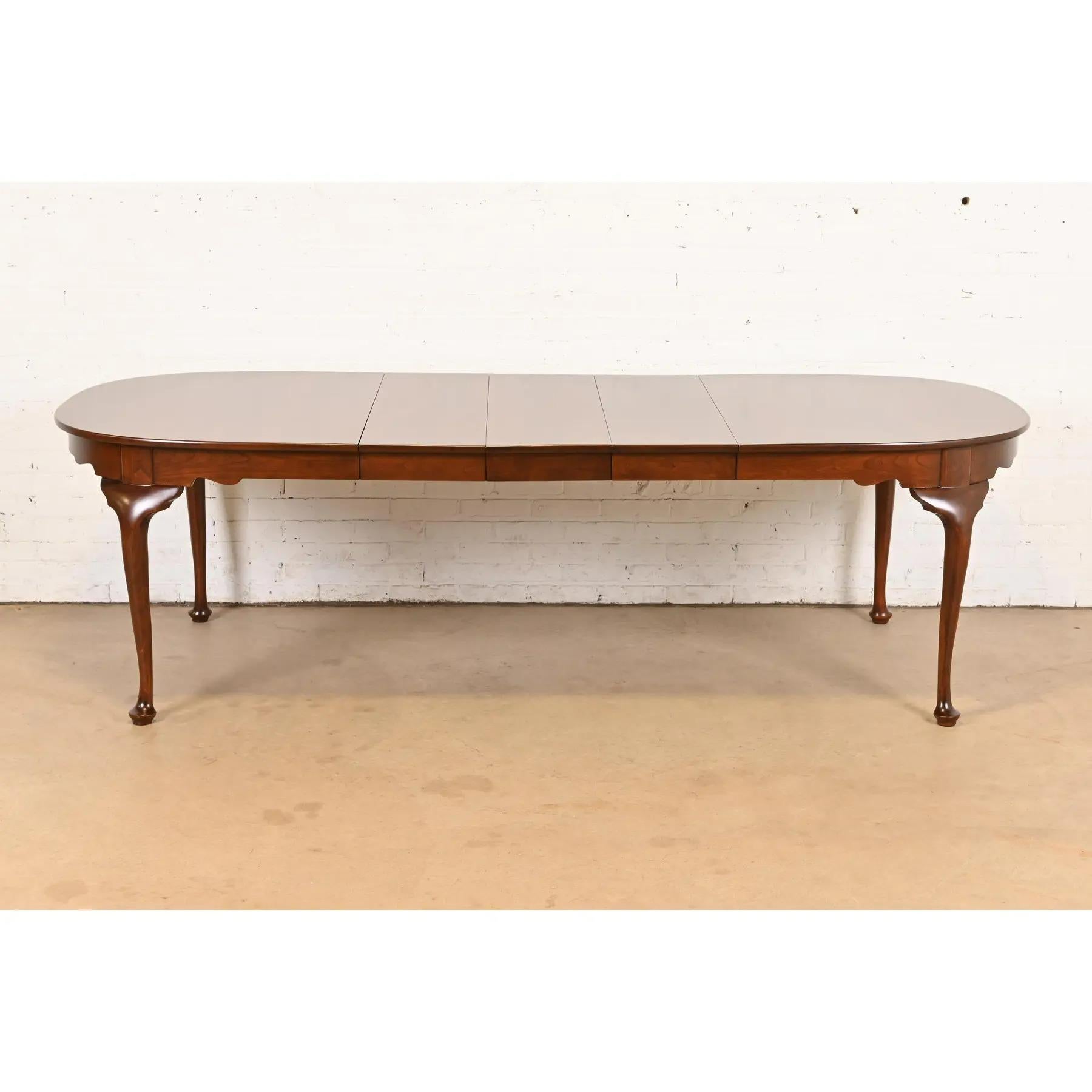 Américain Table de salle à manger à rallonge en bois de cerisier massif, Henkel Harris Refinished, Queen Anne en vente
