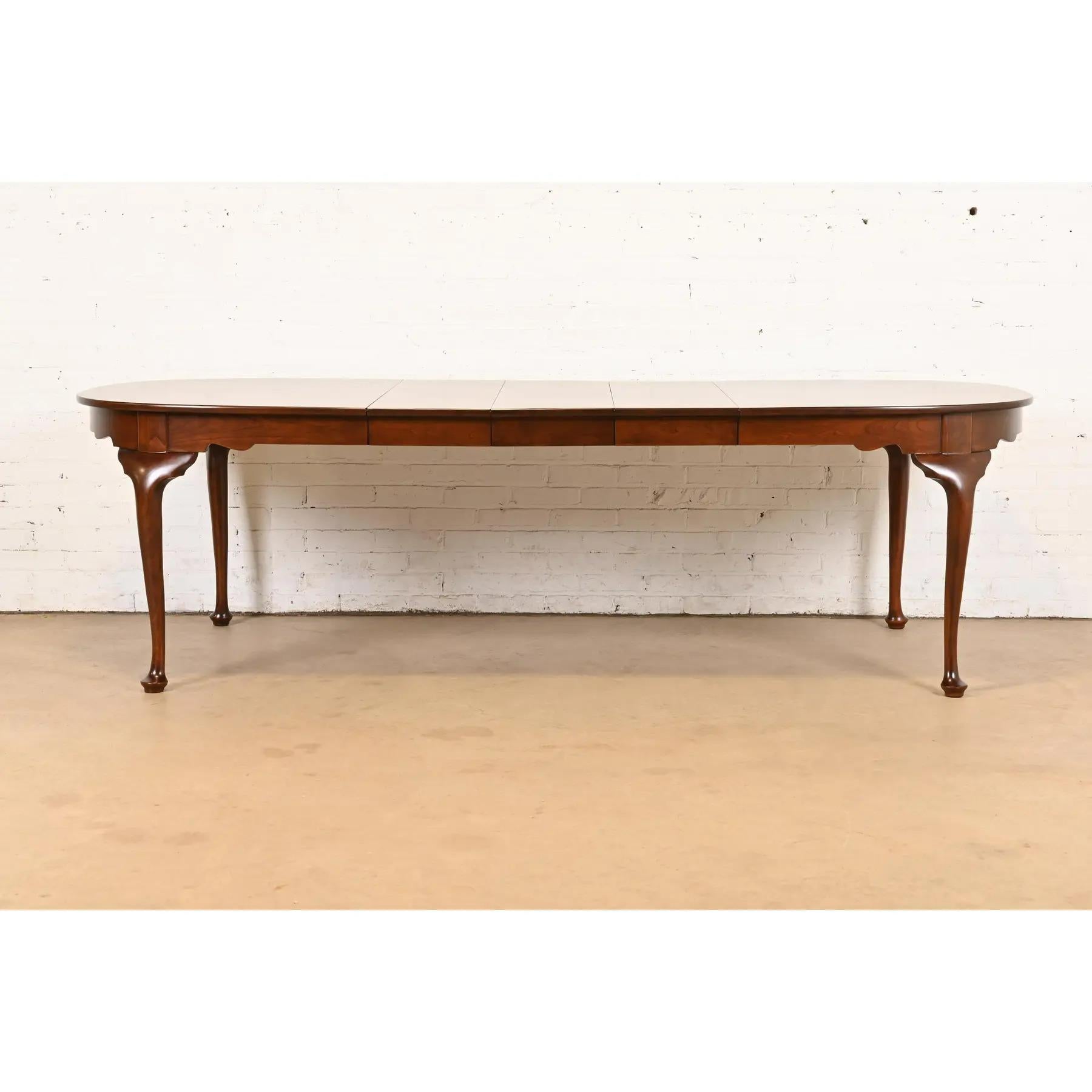 Table de salle à manger à rallonge en bois de cerisier massif, Henkel Harris Refinished, Queen Anne Bon état - En vente à South Bend, IN