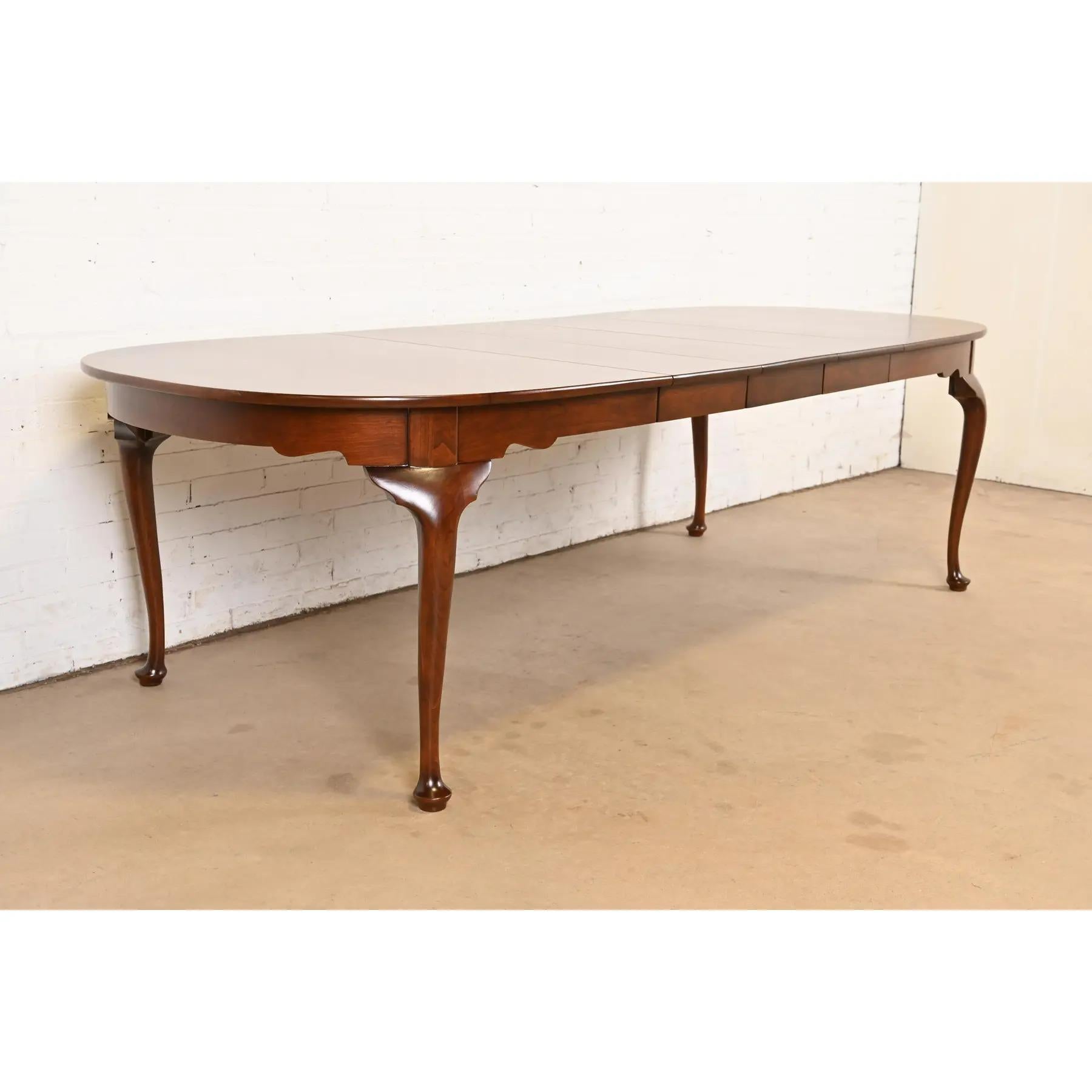 Fin du 20e siècle Table de salle à manger à rallonge en bois de cerisier massif, Henkel Harris Refinished, Queen Anne en vente
