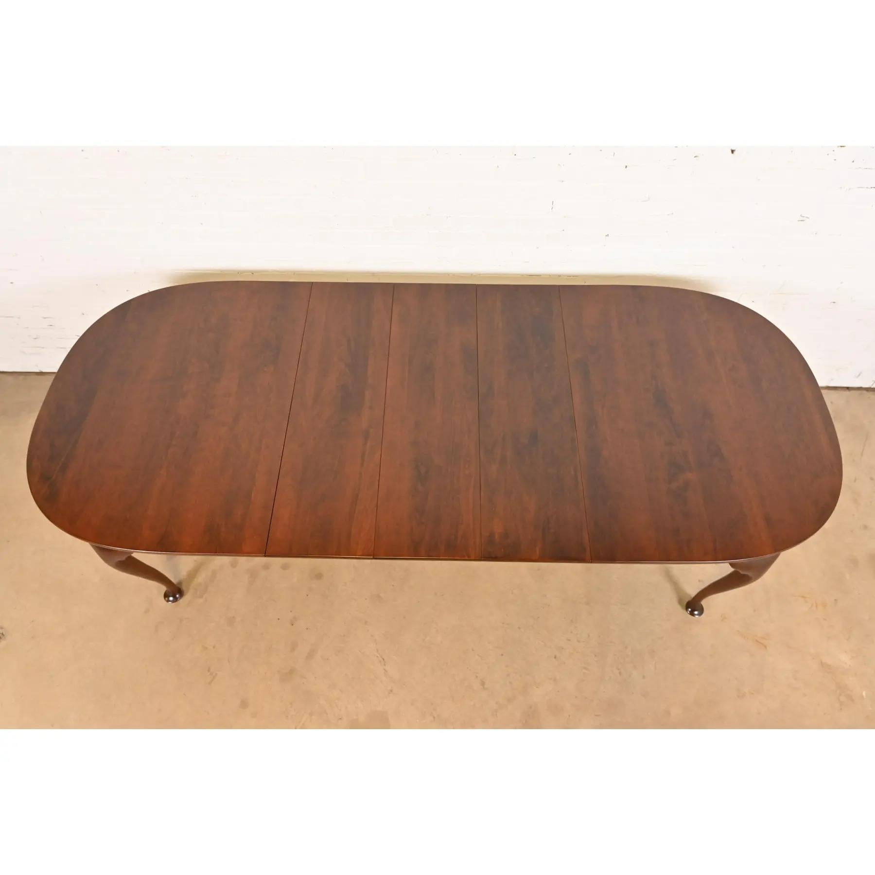 Acajou Table de salle à manger à rallonge en bois de cerisier massif, Henkel Harris Refinished, Queen Anne en vente