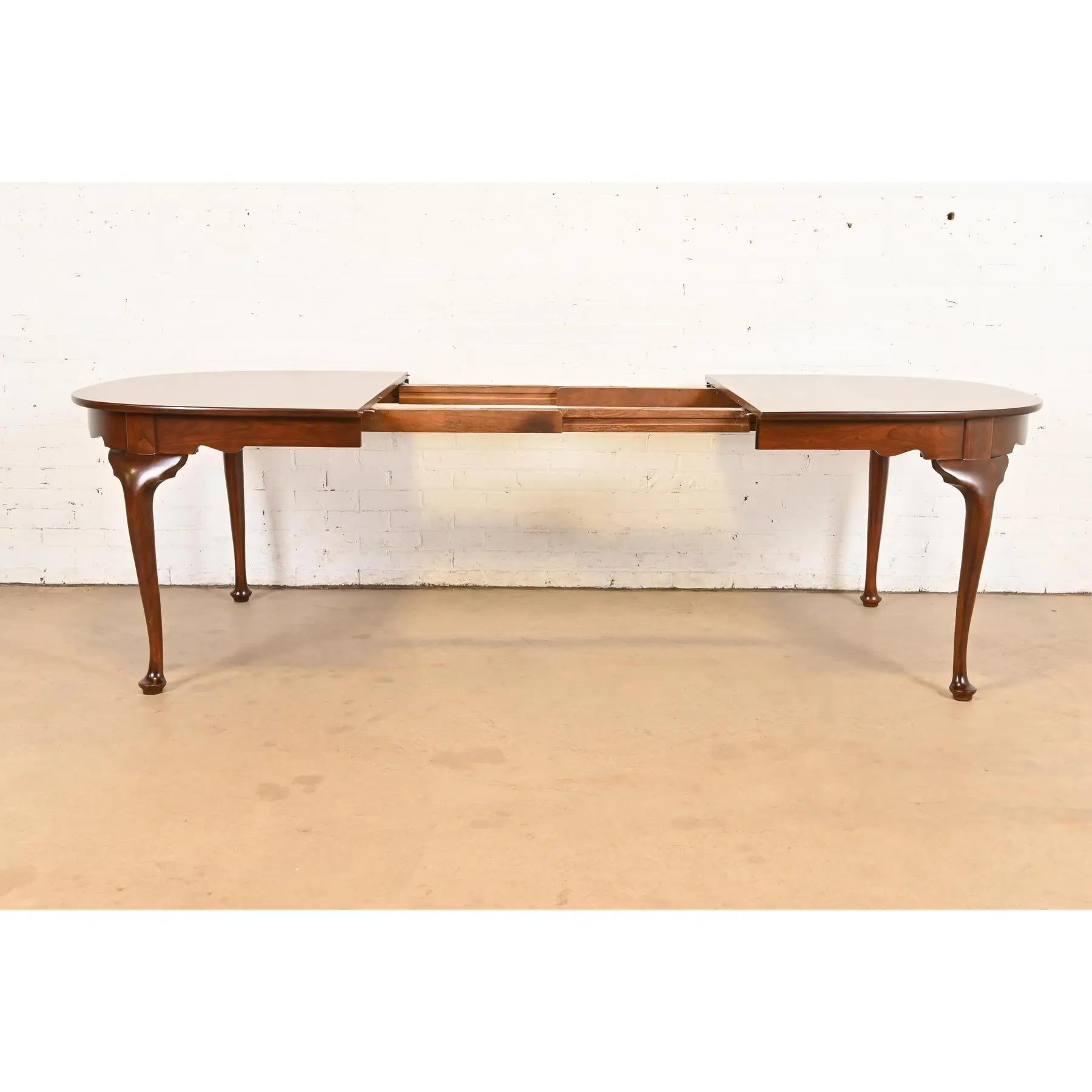 Table de salle à manger à rallonge en bois de cerisier massif, Henkel Harris Refinished, Queen Anne en vente 1