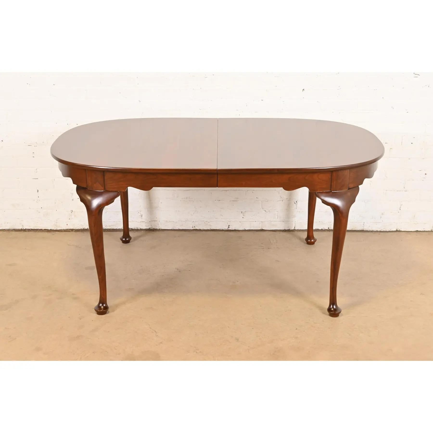 Table de salle à manger à rallonge en bois de cerisier massif, Henkel Harris Refinished, Queen Anne en vente 2