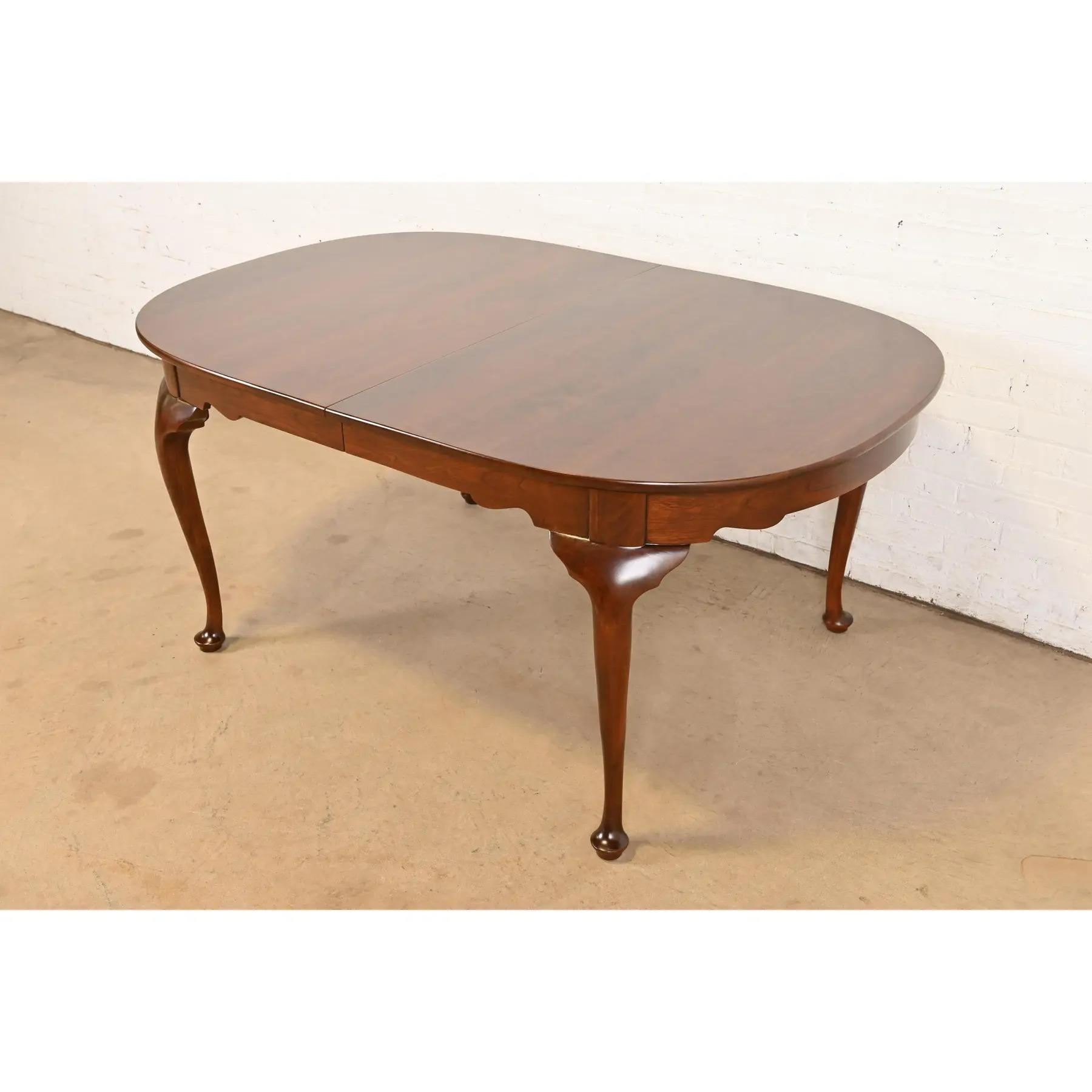 Table de salle à manger à rallonge en bois de cerisier massif, Henkel Harris Refinished, Queen Anne en vente 3