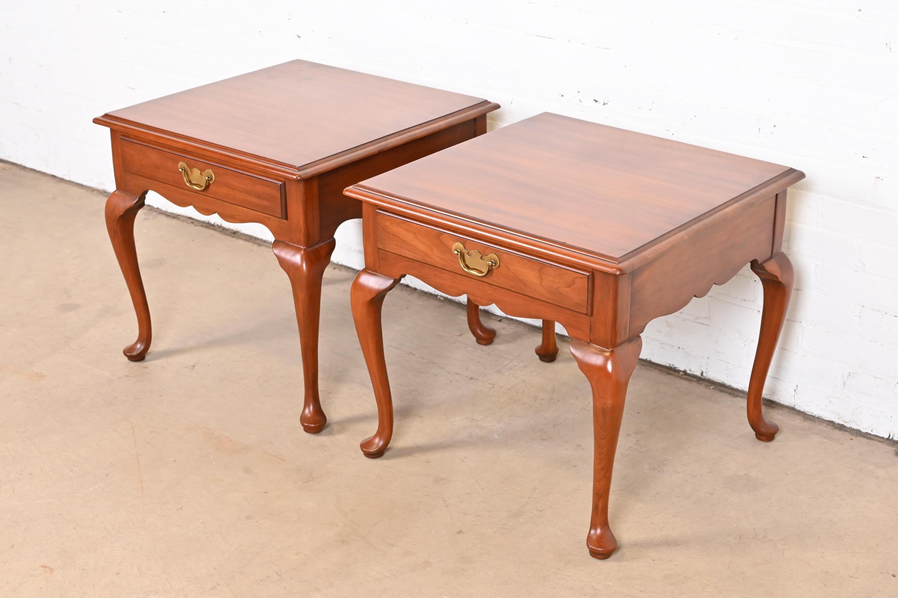 Henkel Harris Queen Anne Solid Cherry Wood Nightstands or Side Tables, Pair In Good Condition In South Bend, IN