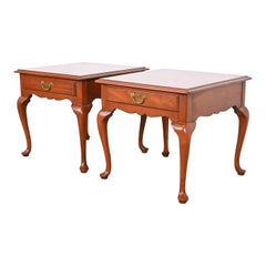 Comodini o tavolini in legno massiccio di ciliegio Henkel Harris Queen Anne, coppia