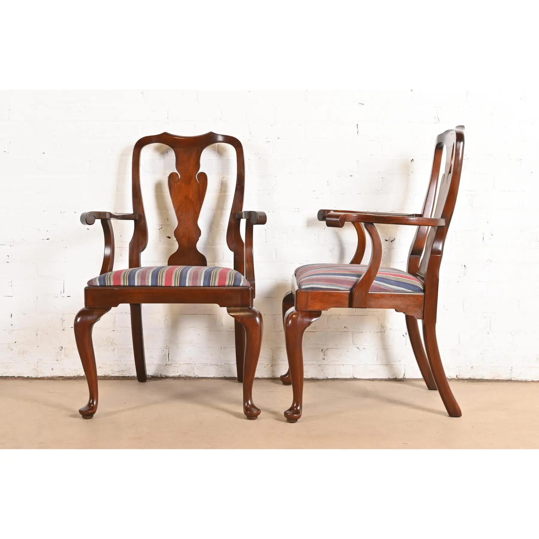 Pareja de sillones o sillas de capitán de comedor de caoba maciza Queen Anne Harris en venta 4