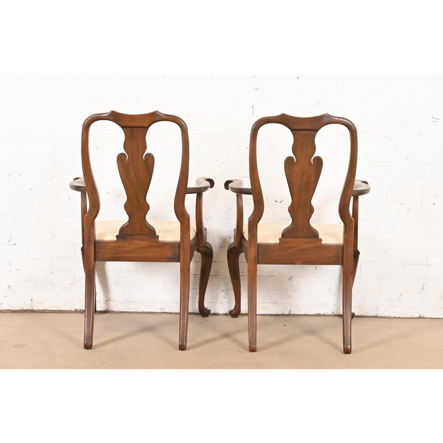 Paire de fauteuils ou de chaises de capitaine de salle à manger en acajou massif de Queen Anne Harris en vente 4