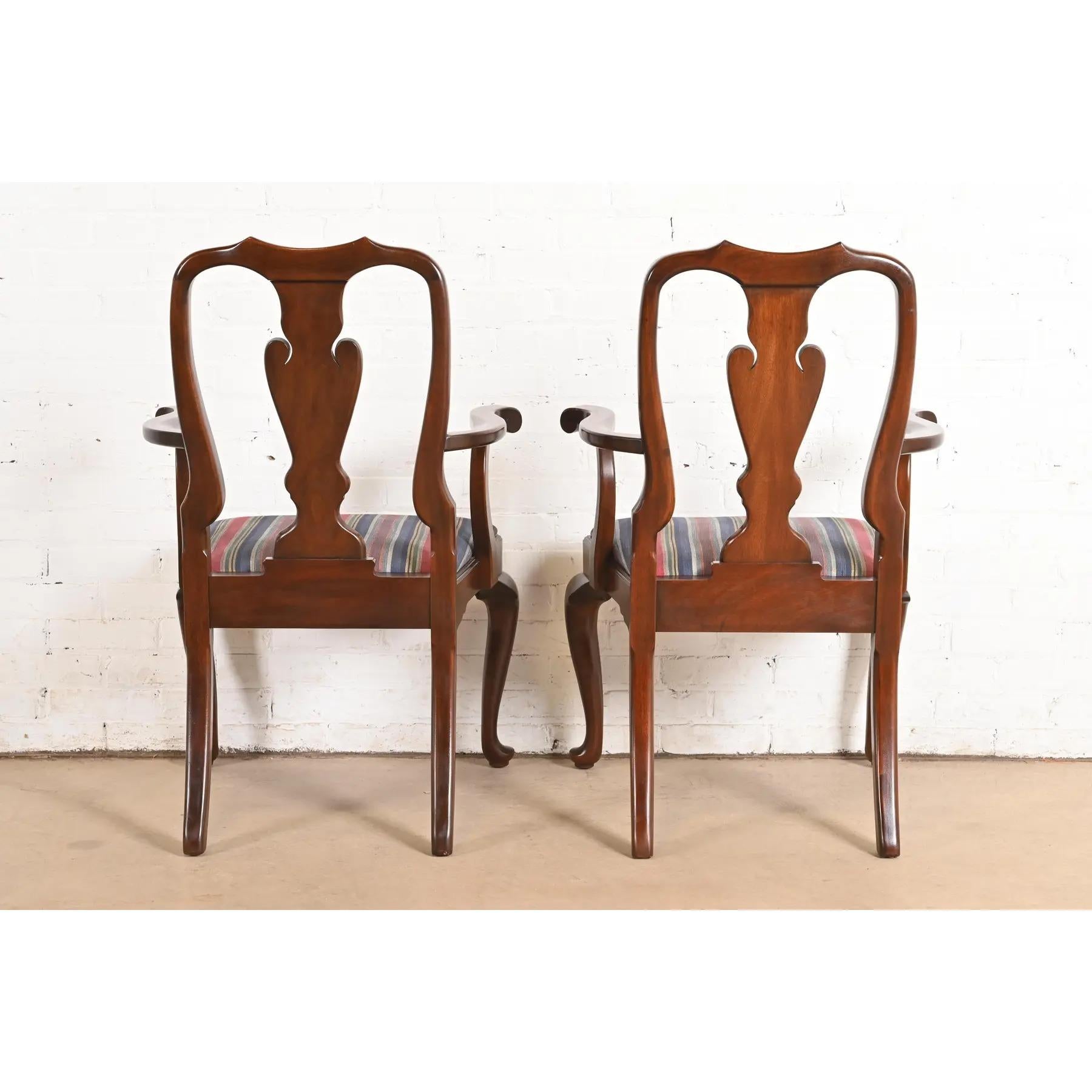 Pareja de sillones o sillas de capitán de comedor de caoba maciza Queen Anne Harris en venta 5